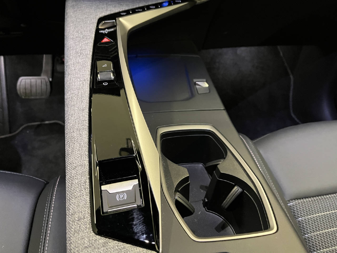 PEUGEOT 3008 e-Allure-image-8