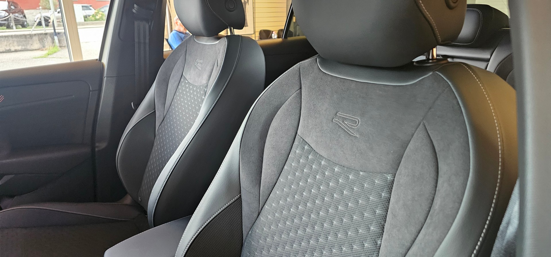 VW T-Roc 1.5 eTSI mHEV R-Line DSG-image-9