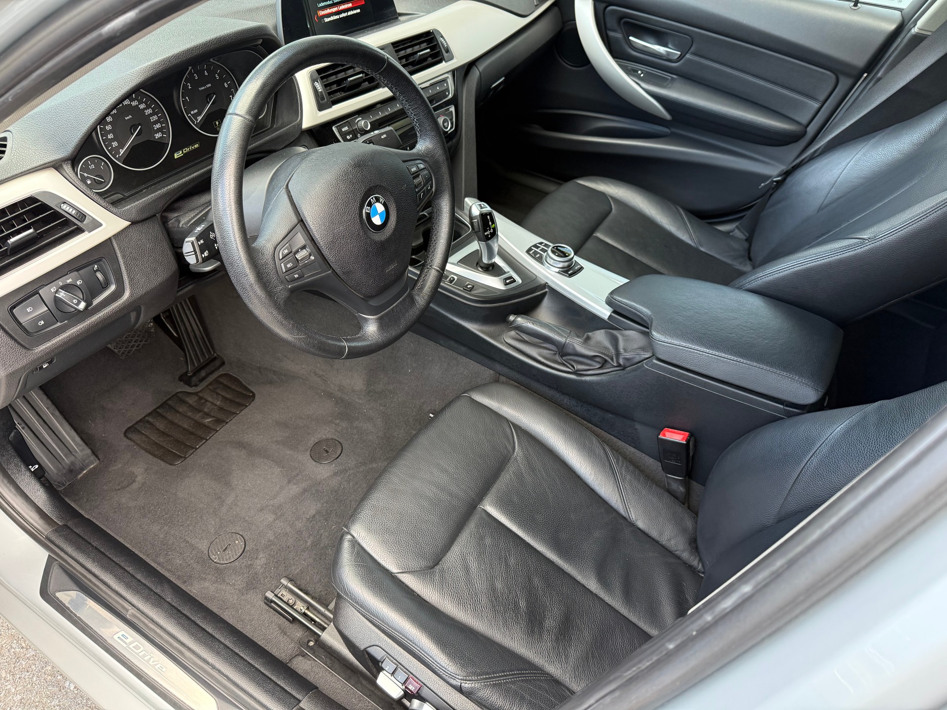 BMW 330e iPerformance Steptronic-image-8
