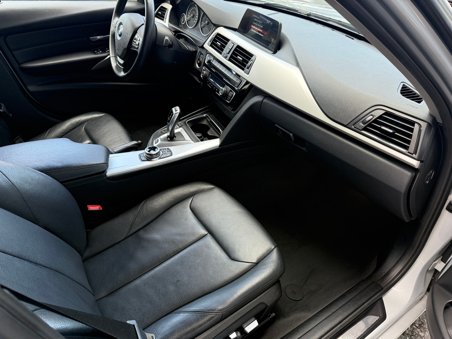BMW 330e iPerformance Steptronic-image-13