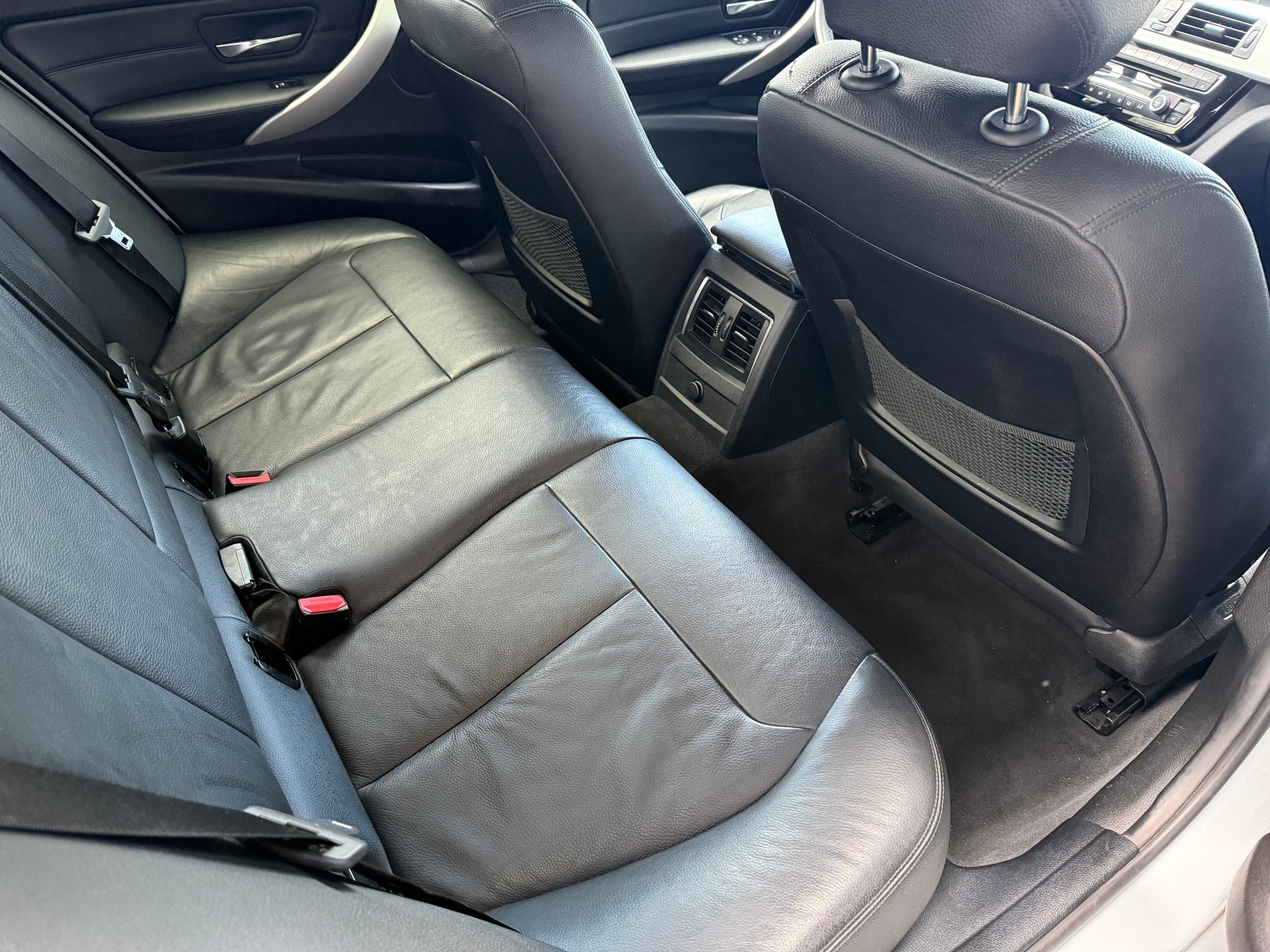 BMW 330e iPerformance Steptronic-image-11