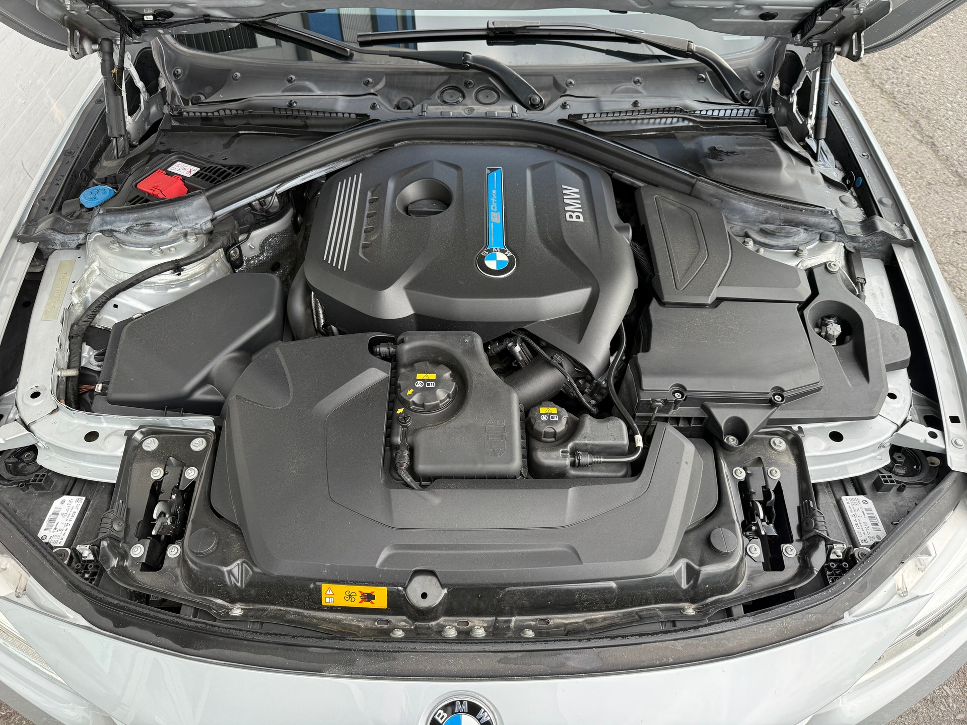 BMW 330e iPerformance Steptronic-image-25