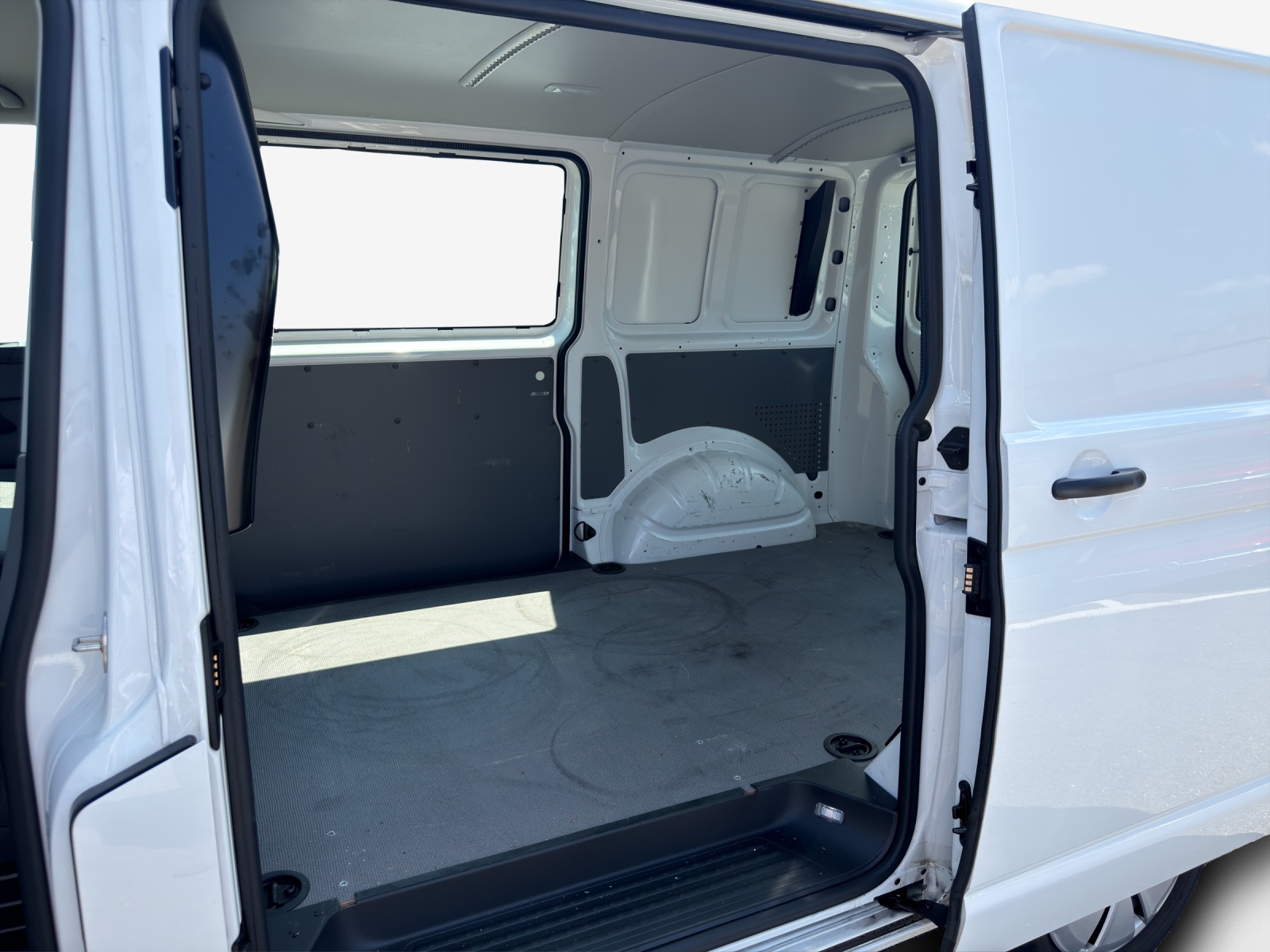 VW T6.1 2.0 TDI DSG-image-11