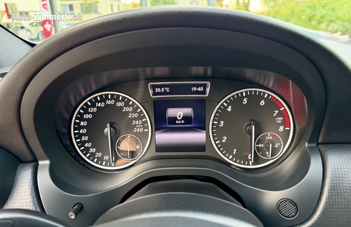 MERCEDES-BENZ A 180-image-9