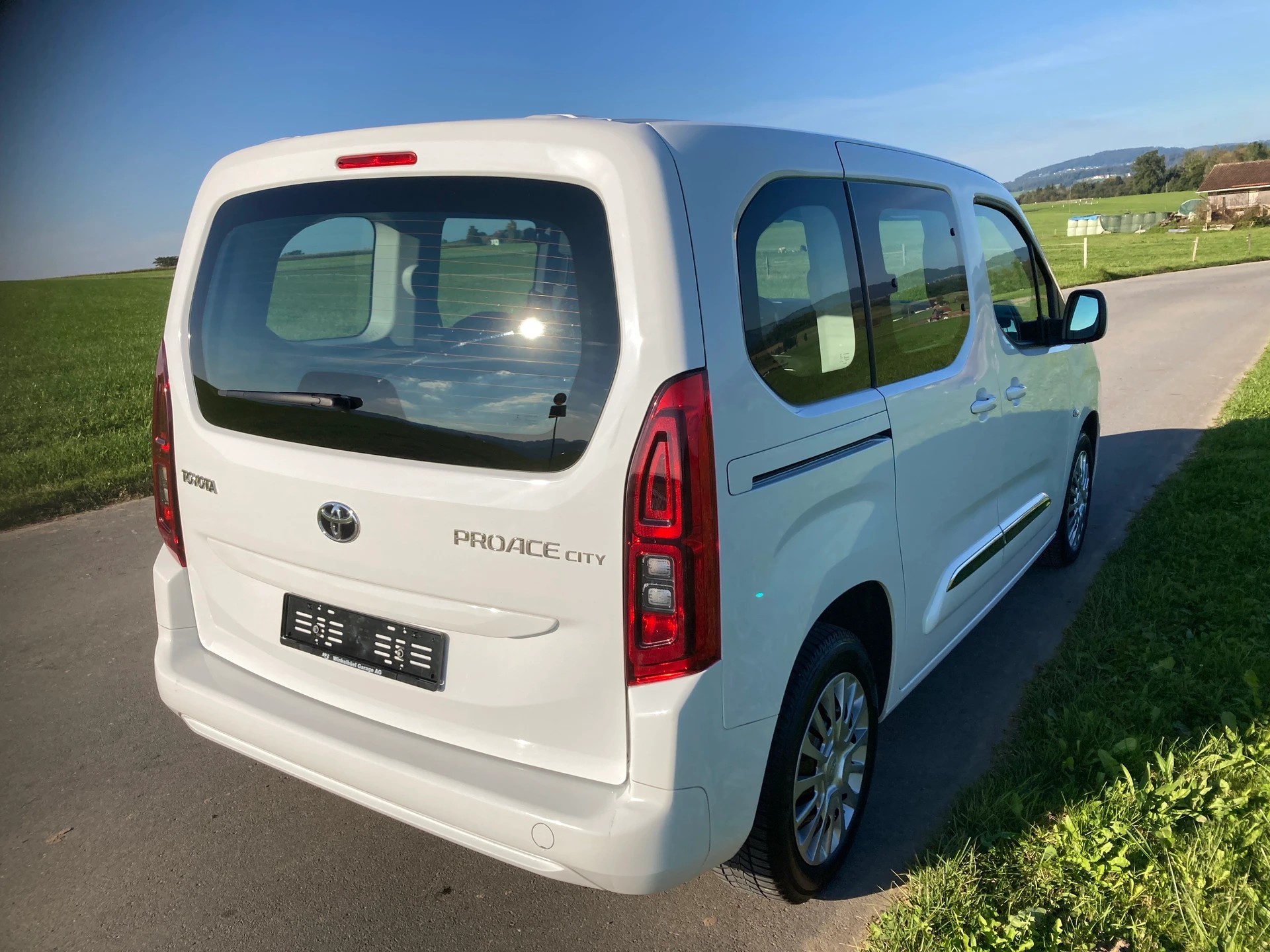TOYOTA Proace City Verso 1.2 Combi Medium-image-2