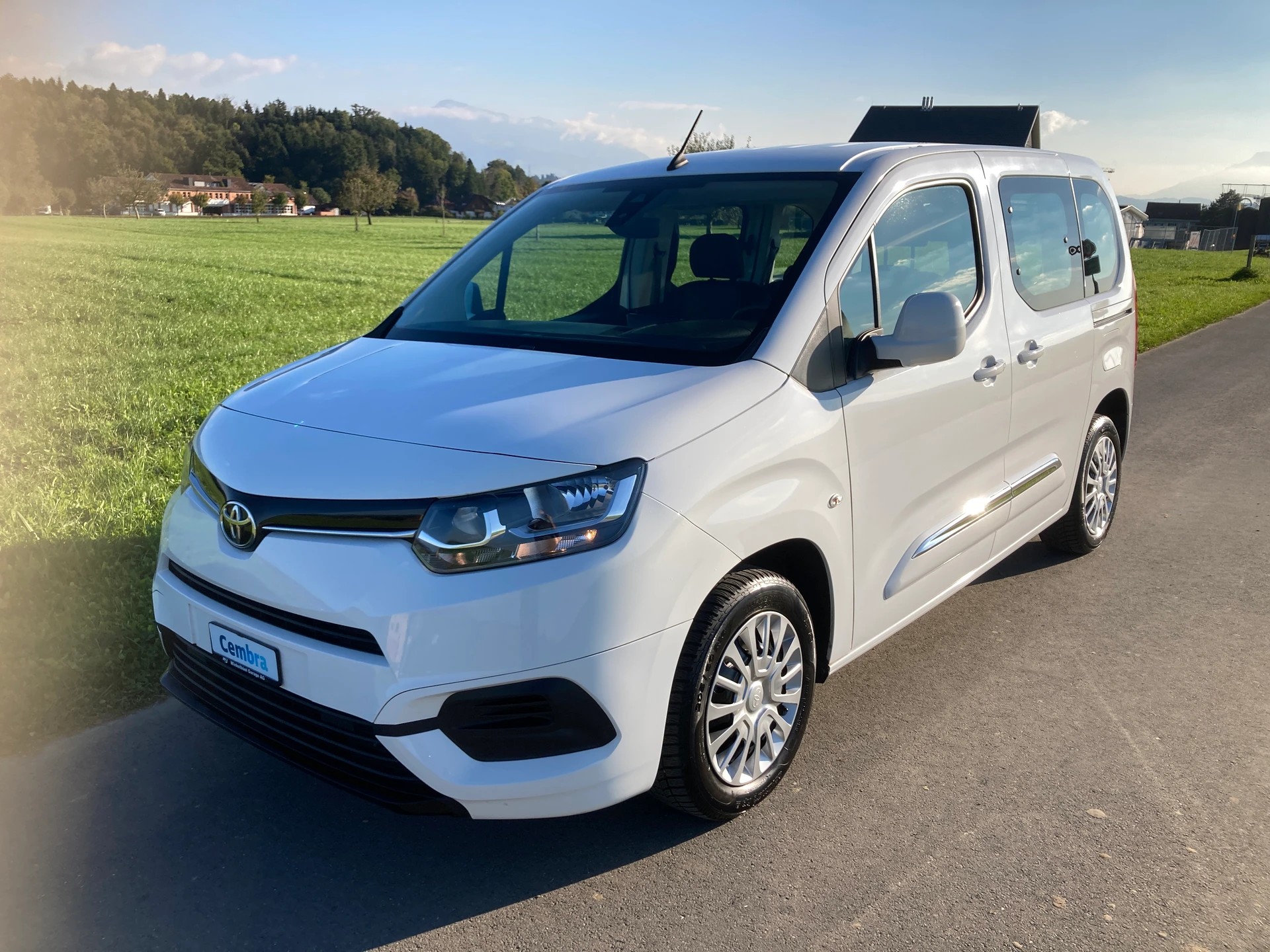 TOYOTA Proace City Verso 1.2 Combi Medium-image-0