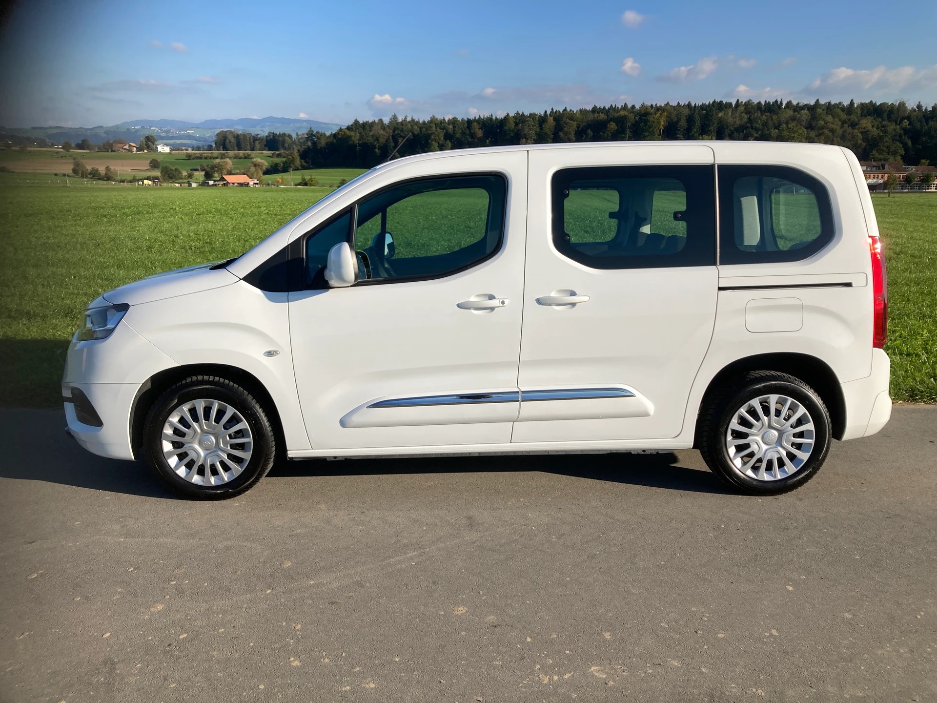 TOYOTA Proace City Verso 1.2 Combi Medium-image-4