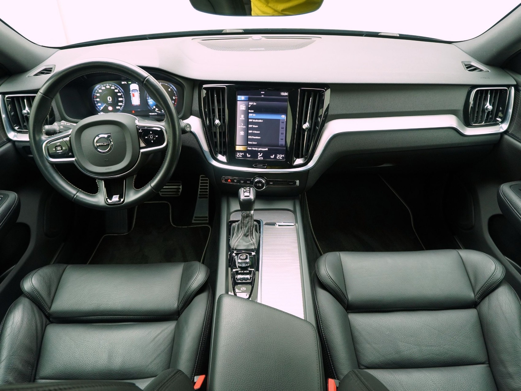 VOLVO V60 2.0 D4 R-Design AWD-image-12