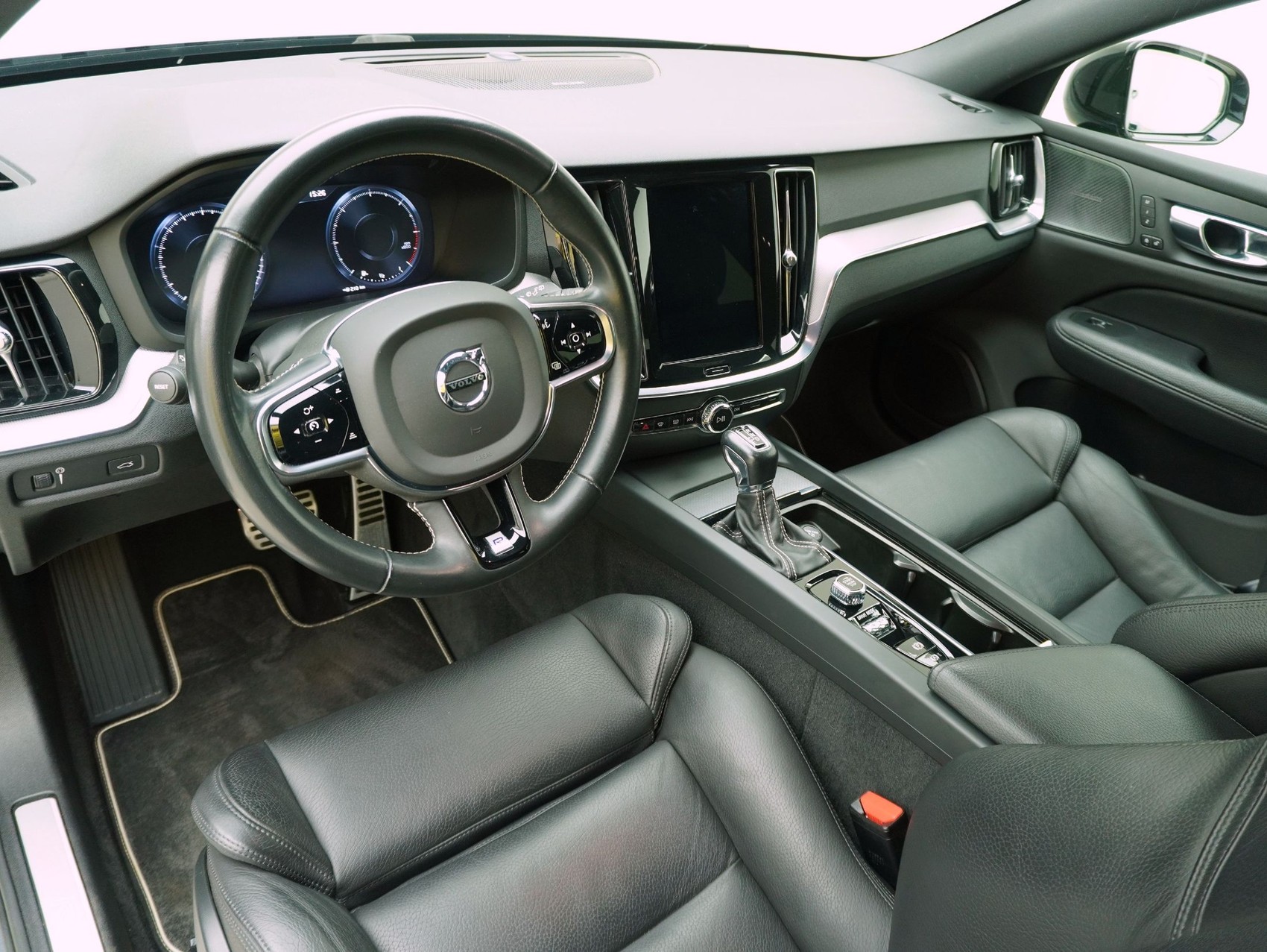 VOLVO V60 2.0 D4 R-Design AWD-image-9