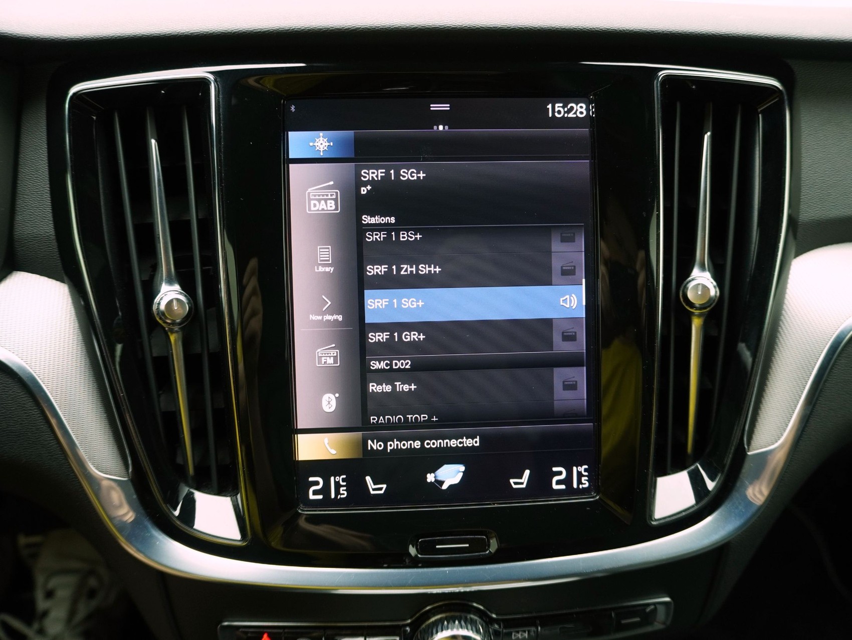 VOLVO V60 2.0 D4 R-Design AWD-image-18