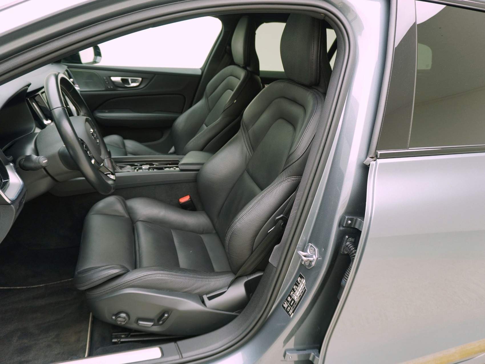 VOLVO V60 2.0 D4 R-Design AWD-image-8
