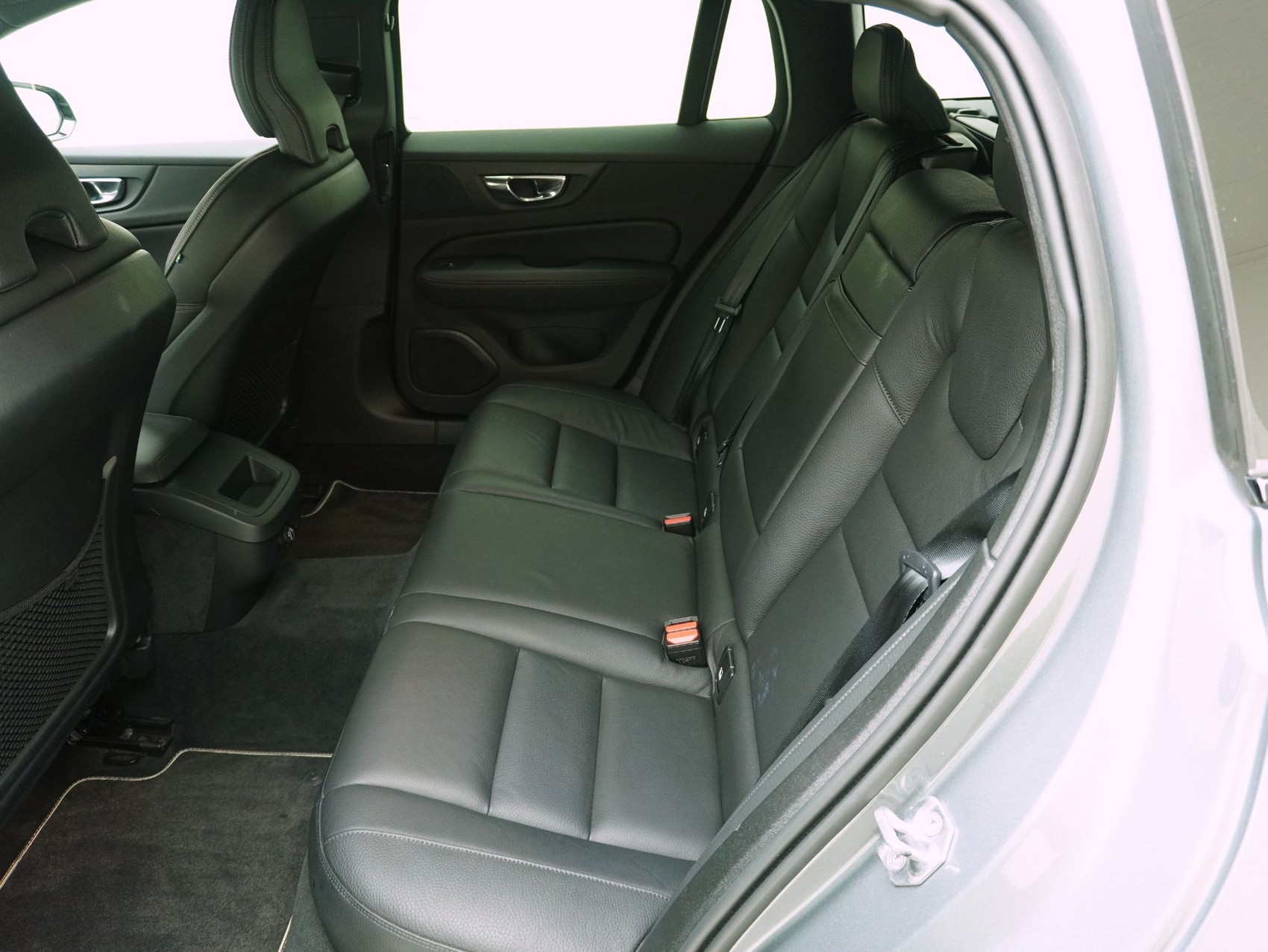 VOLVO V60 2.0 D4 R-Design AWD-image-10