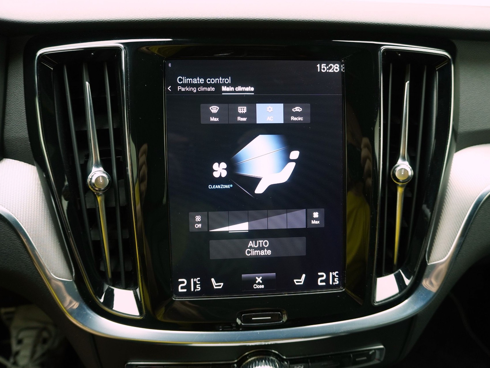 VOLVO V60 2.0 D4 R-Design AWD-image-15