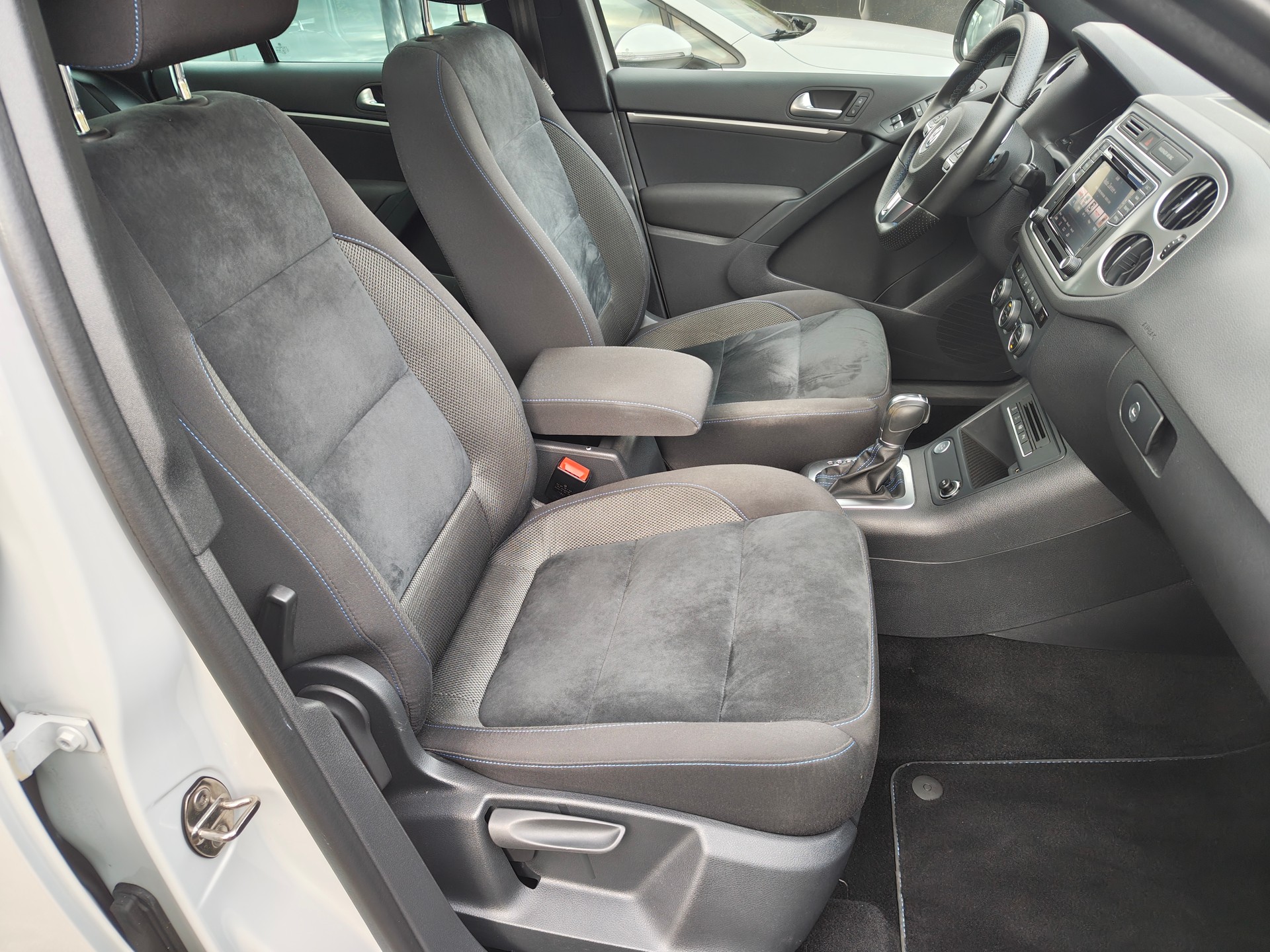 VW Tiguan 2.0 TDI Sport&Style 4Motion DSG-image-11