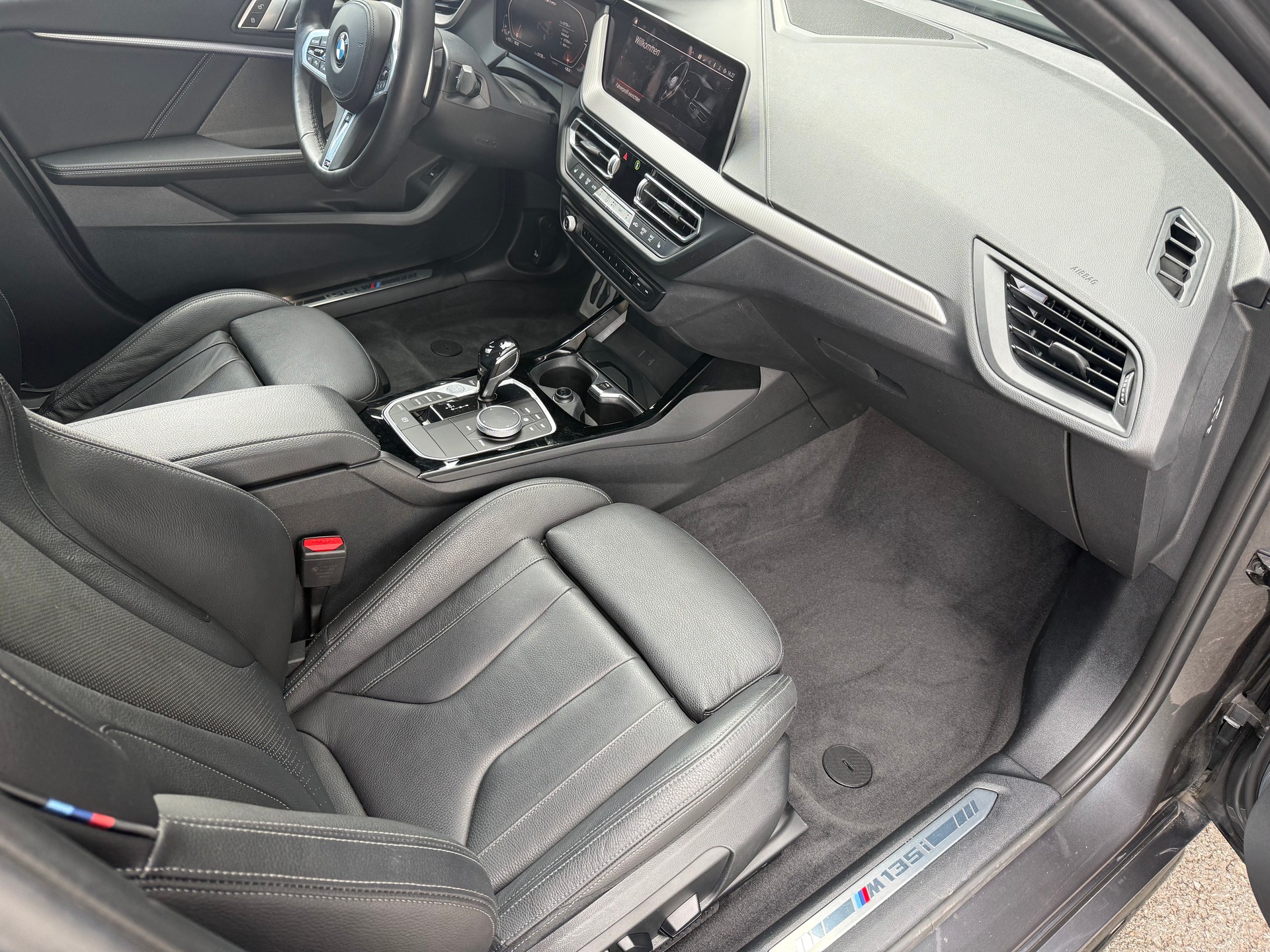 BMW M135i xDrive Steptronic-image-12