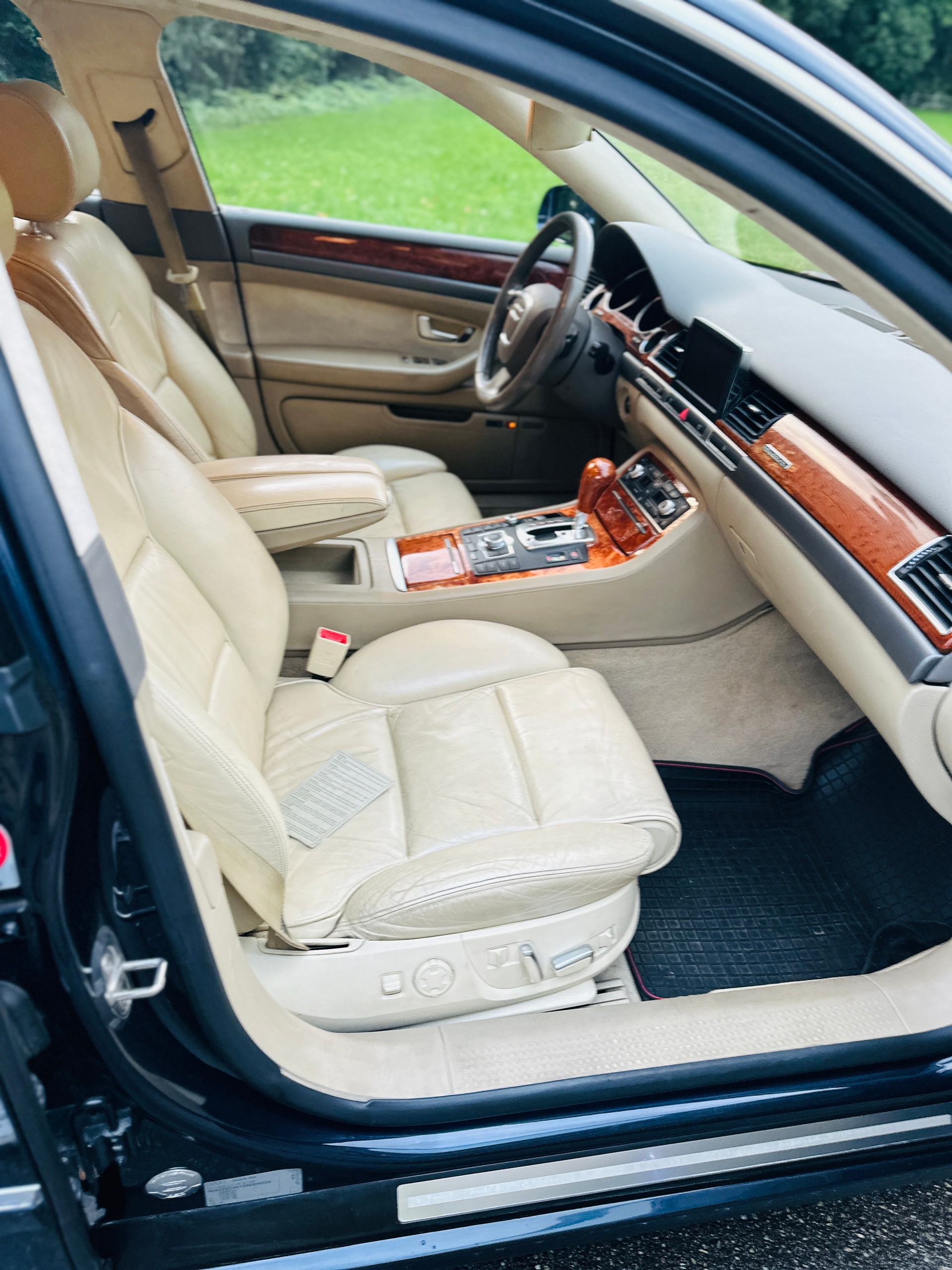AUDI A8 4.2 FSI quattro tiptronic-image-12