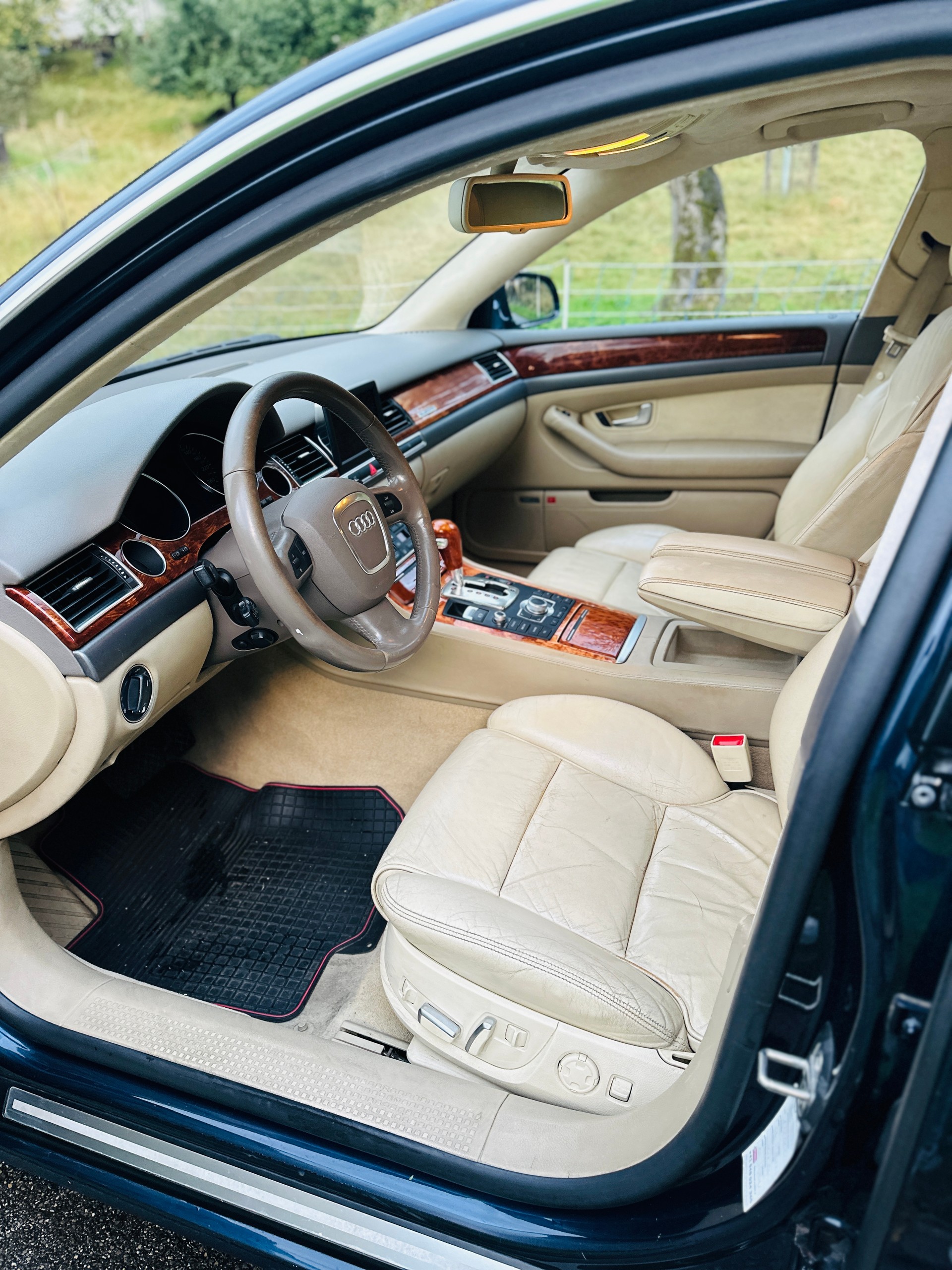 AUDI A8 4.2 FSI quattro tiptronic-image-11