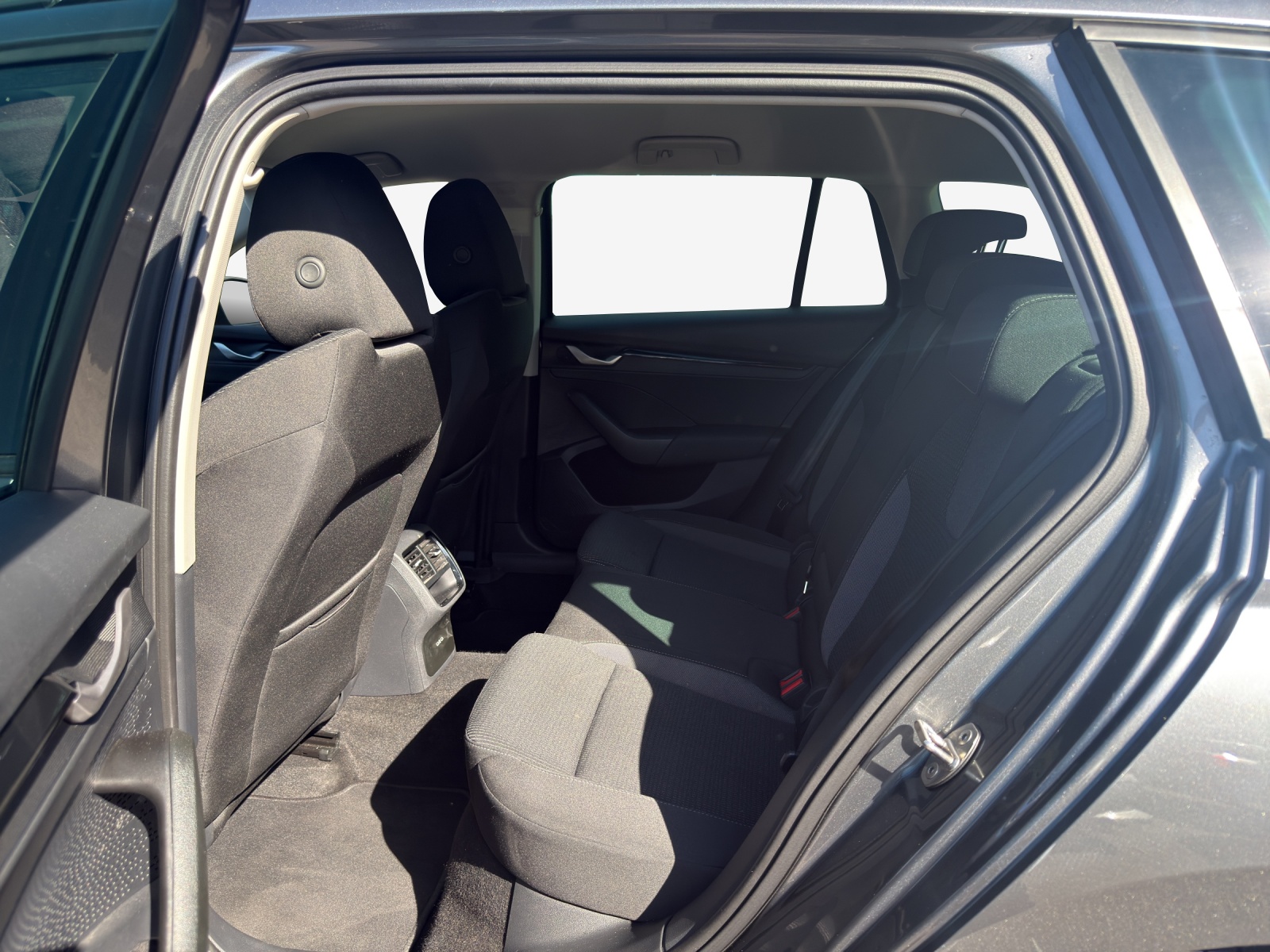 SKODA Octavia Combi 2.0 TDI DSG Selection-image-11