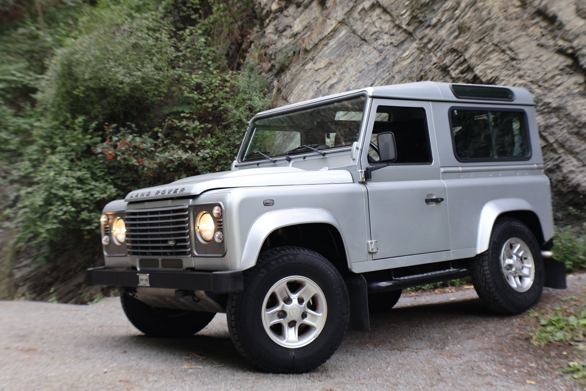 LAND ROVER Defender 90 SW 2.4Tdc-image-4