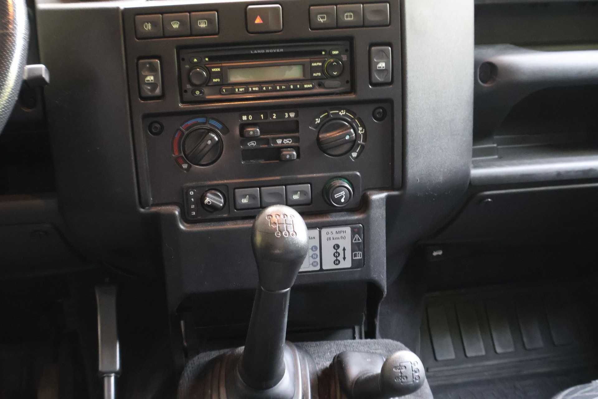 LAND ROVER Defender 90 SW 2.4Tdc-image-11