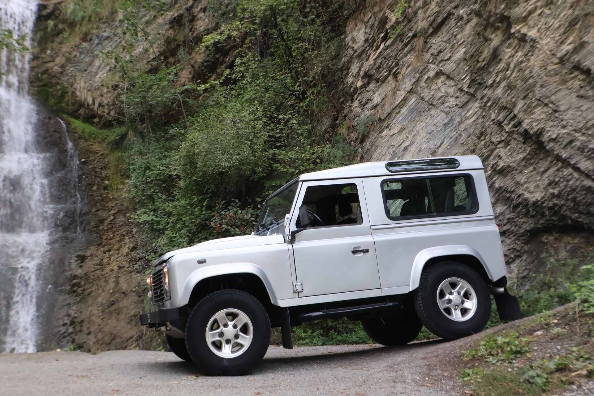 LAND ROVER Defender 90 SW 2.4Tdc-showroom-element-1