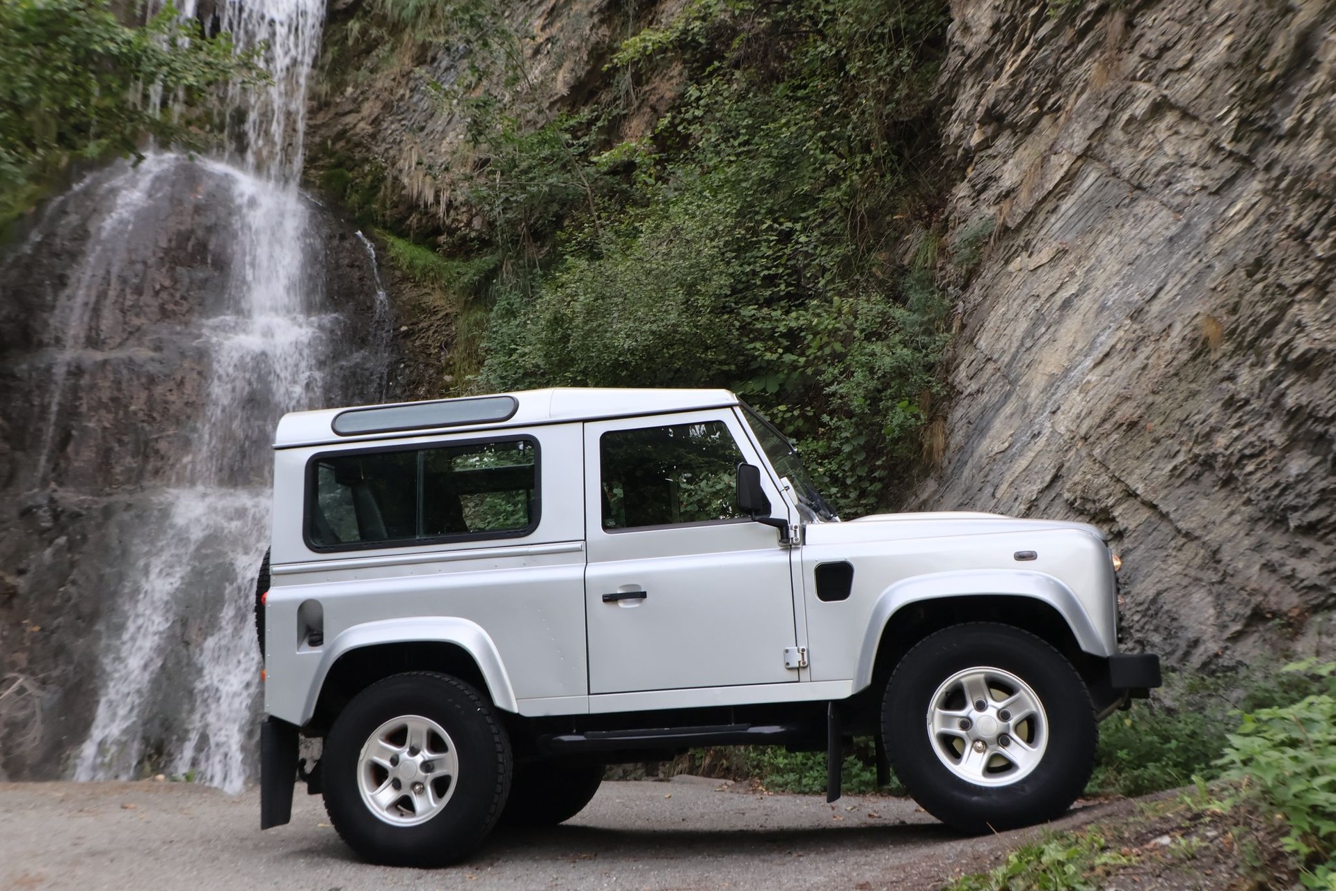 LAND ROVER Defender 90 SW 2.4Tdc-showroom-element-2