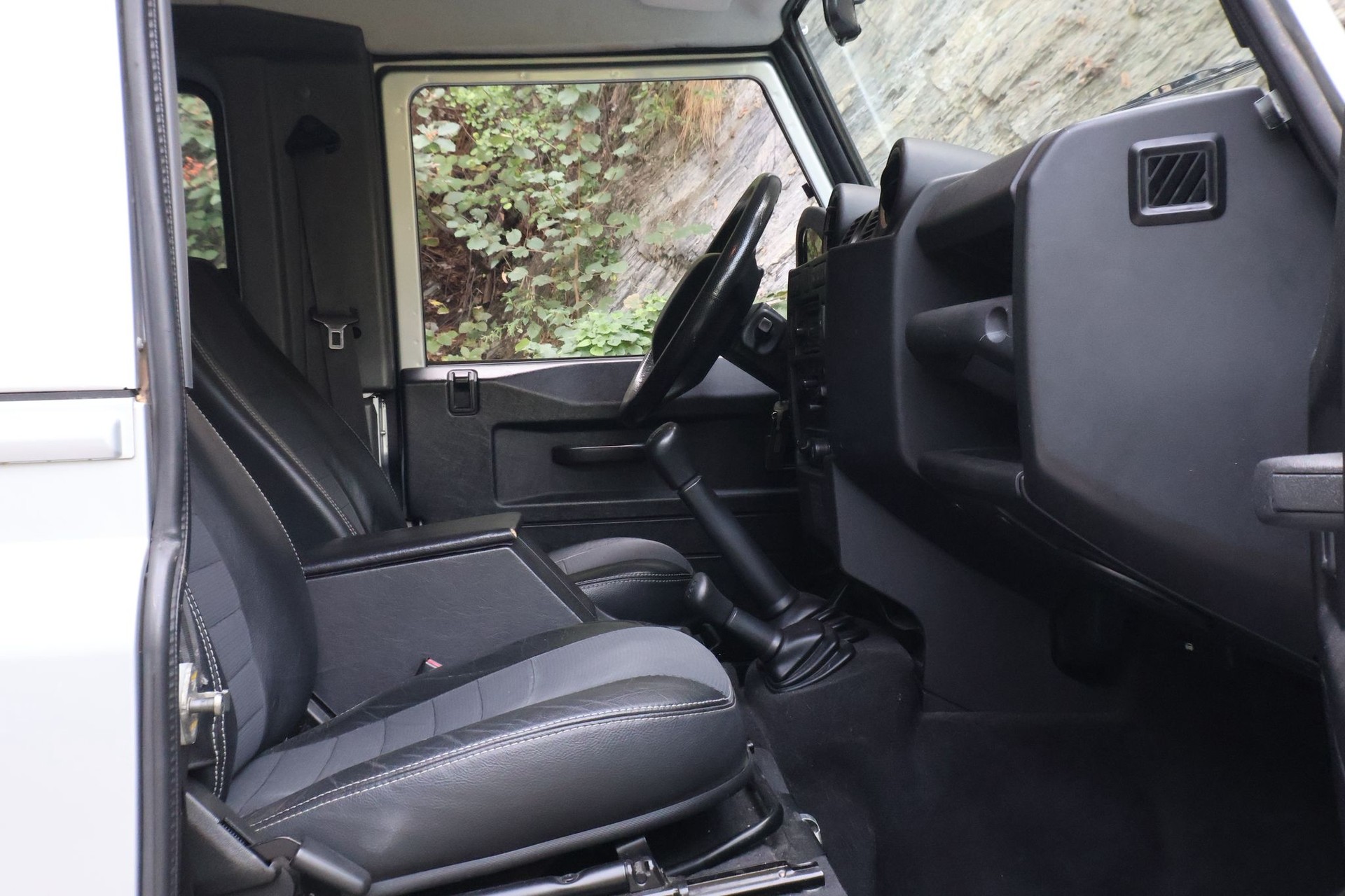 LAND ROVER Defender 90 SW 2.4Tdc-image-7