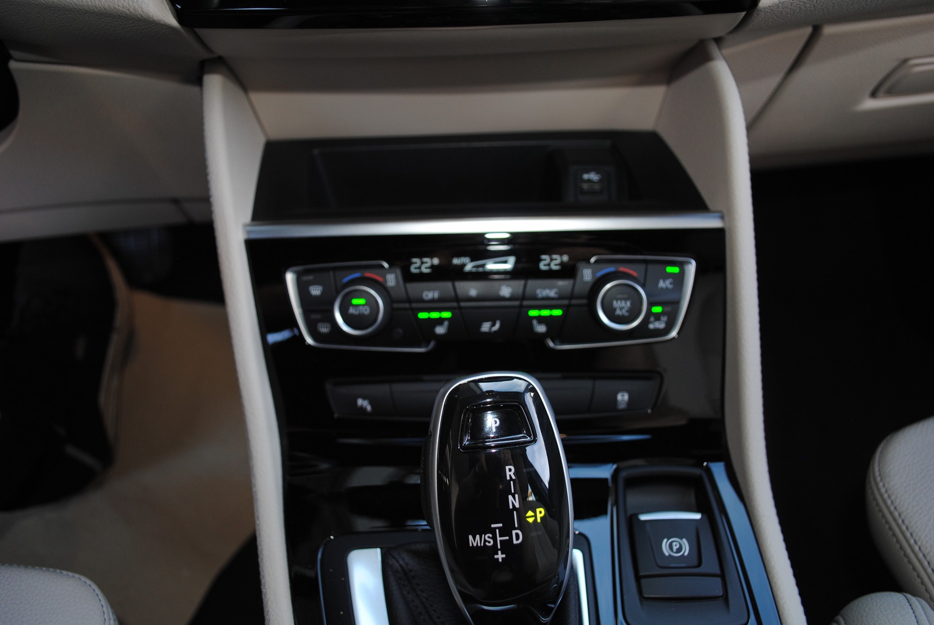 BMW 220i Active Tourer Luxury Line DKG-image-15
