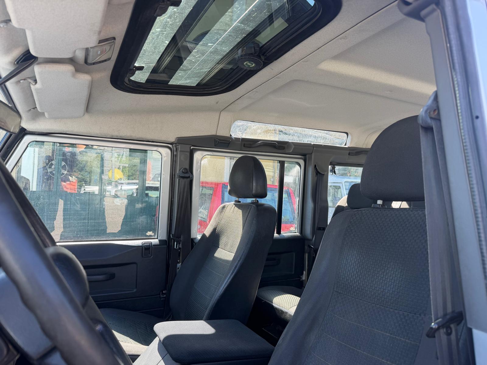 LAND ROVER Defender 110 SW 2.4Tdc-image-12