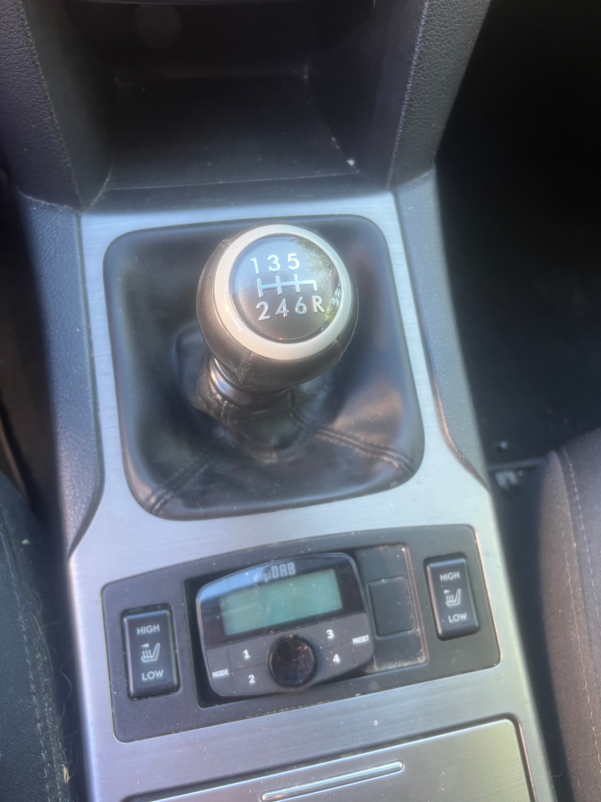 SUBARU Legacy 2.0i Swiss Special AWD-image-9