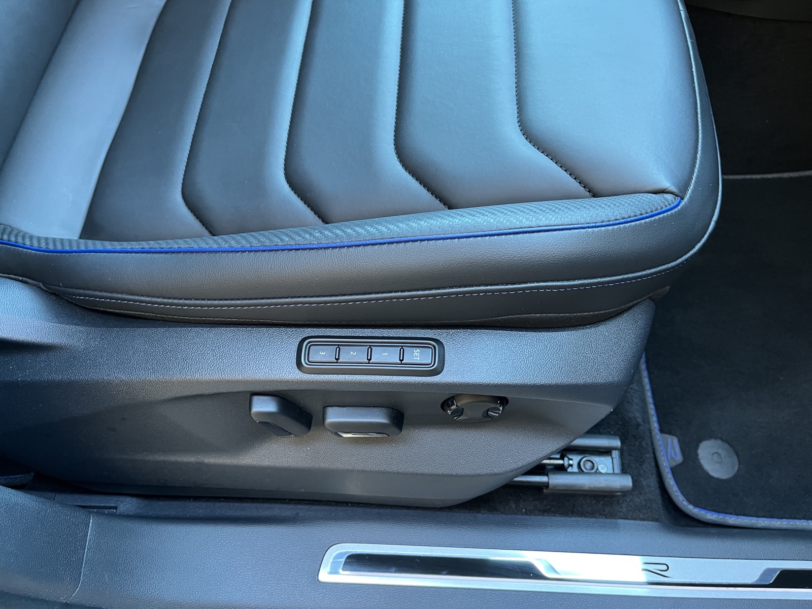 VW Tiguan 2.0TSI R 4Motion DSG-image-16