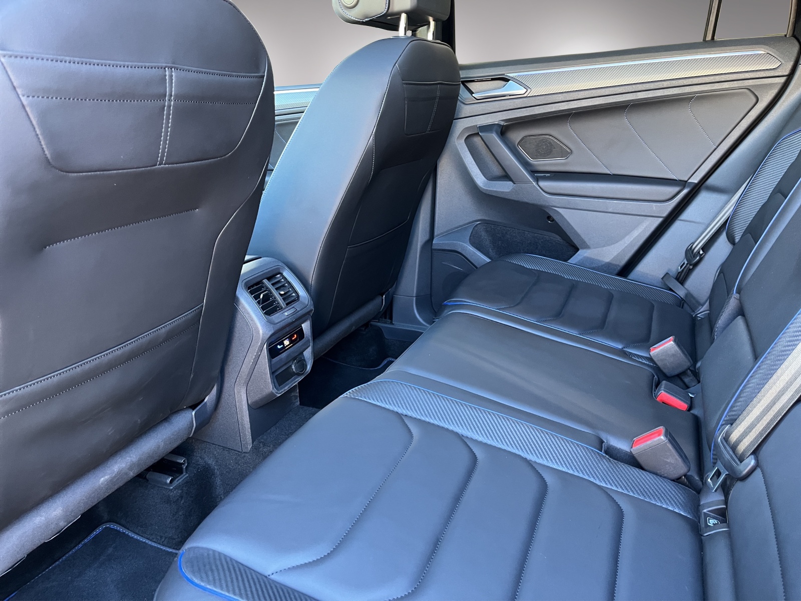 VW Tiguan 2.0TSI R 4Motion DSG-image-18