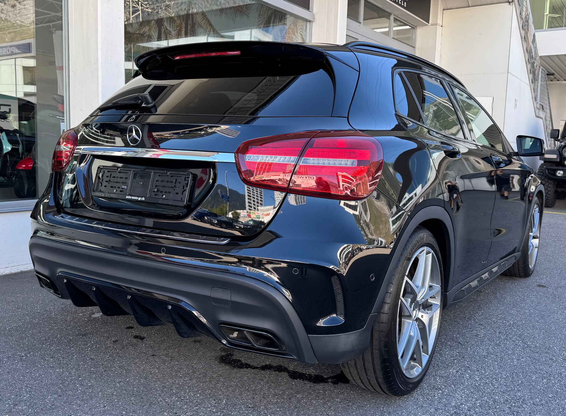MERCEDES-BENZ GLA 45 AMG 4Matic 7G-DCT-image-4