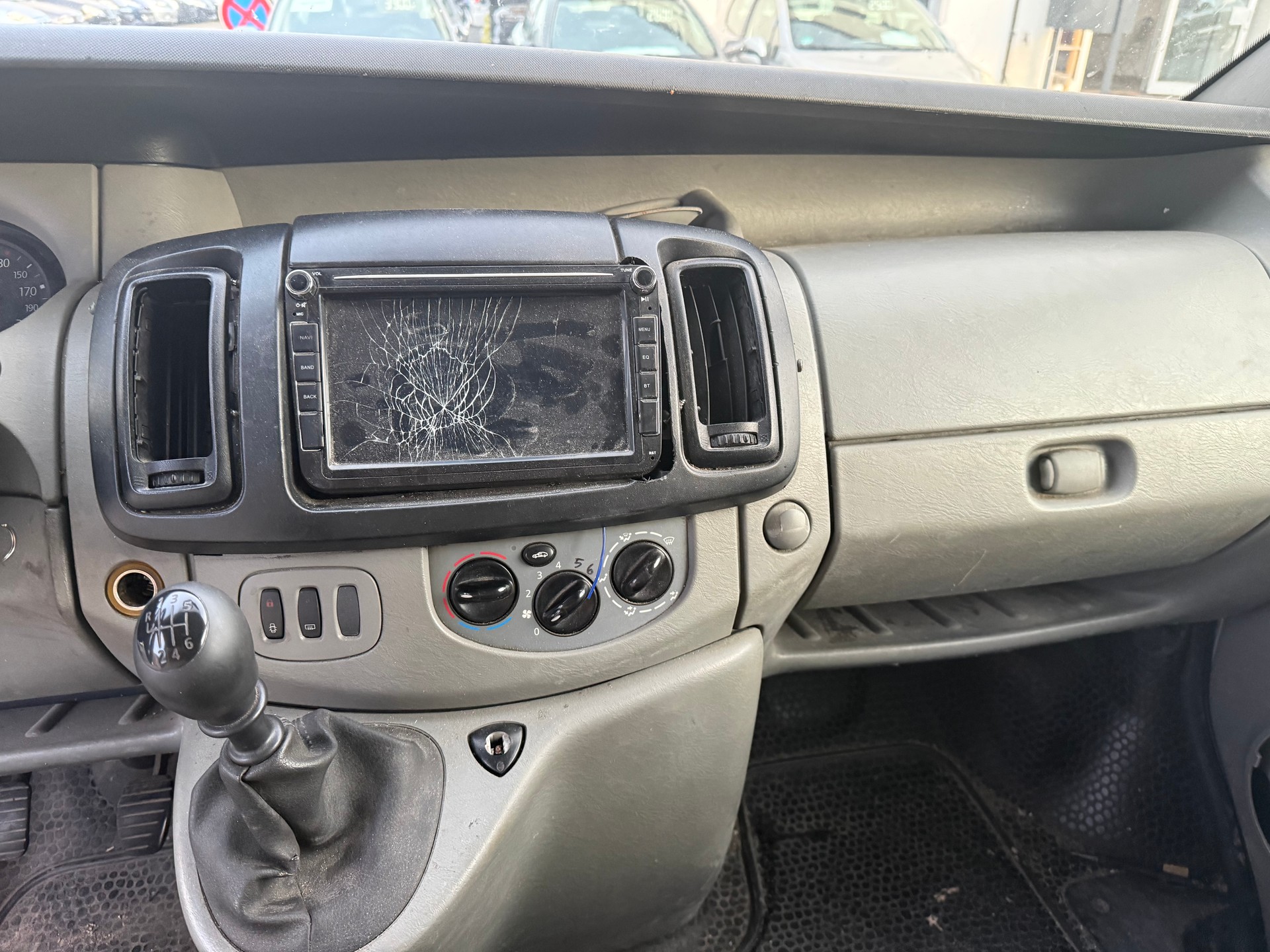 RENAULT Trafic 2.0 dCi 90 2.7t L1H1-image-7