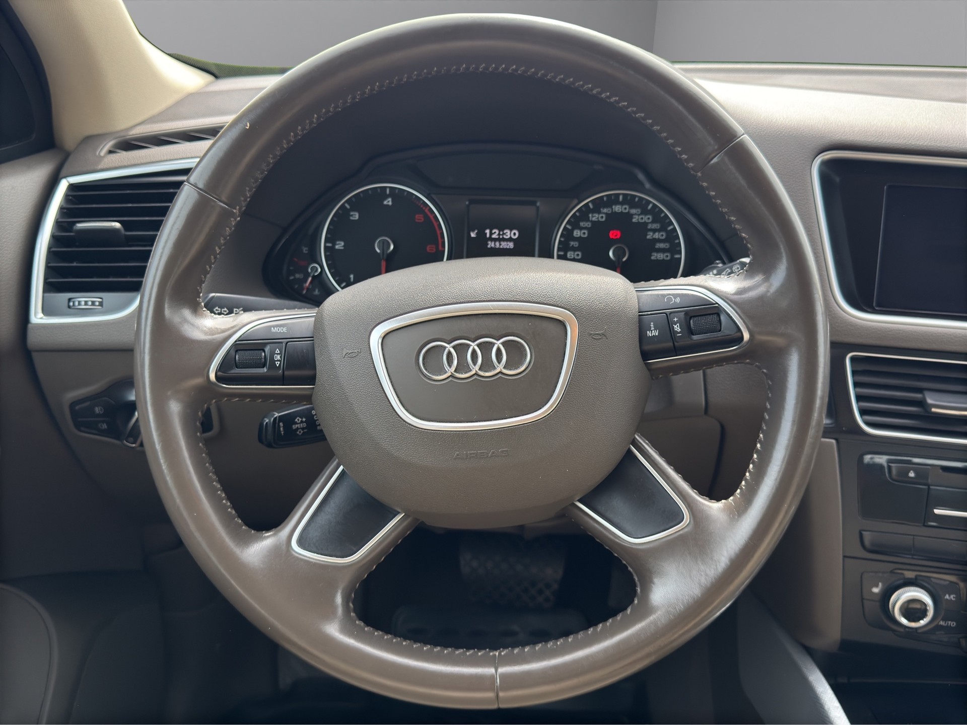 AUDI Q5 2.0 TDI quattro S-tronic-image-12