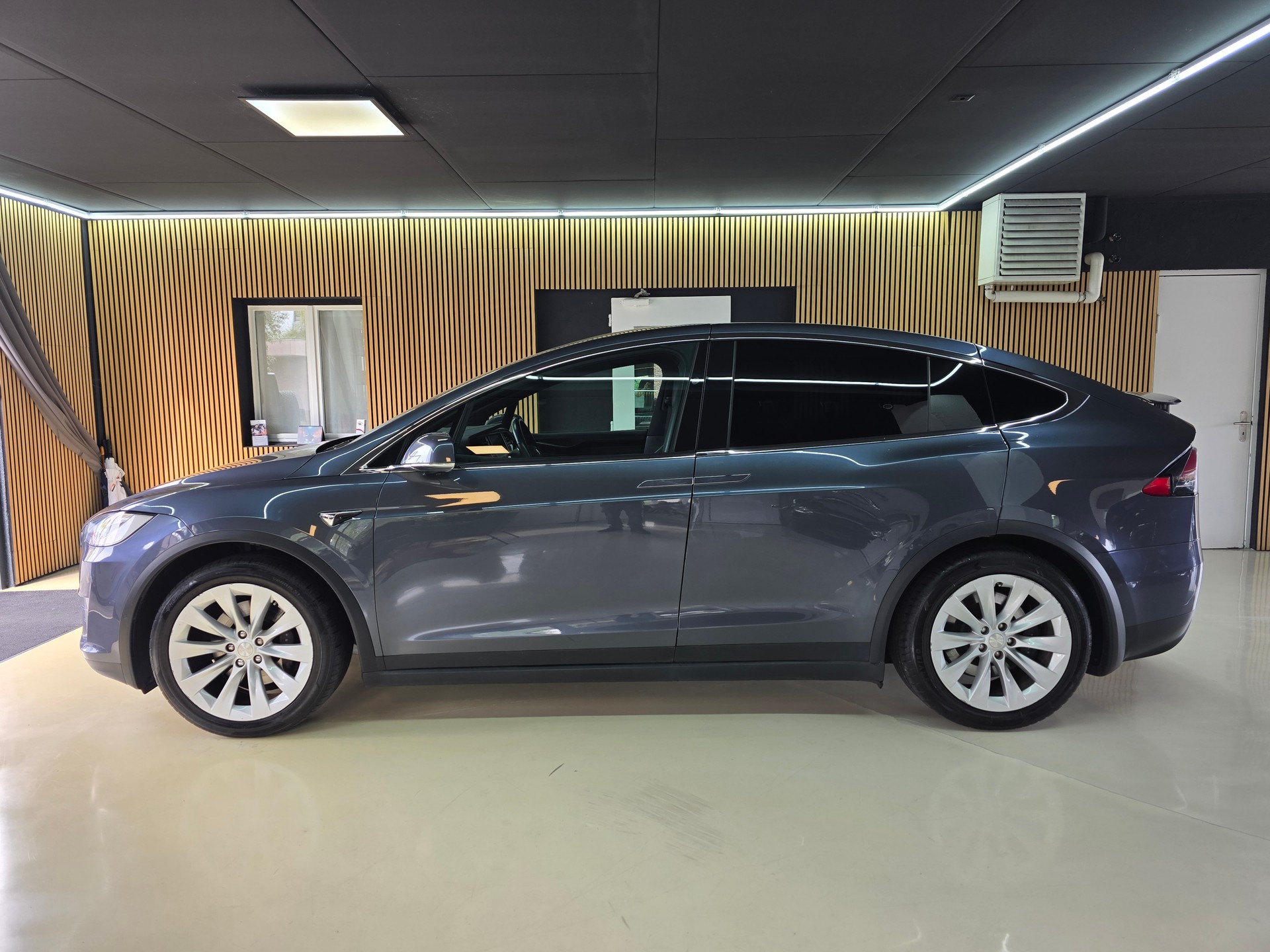 TESLA Model X 75 D-showroom-element-3