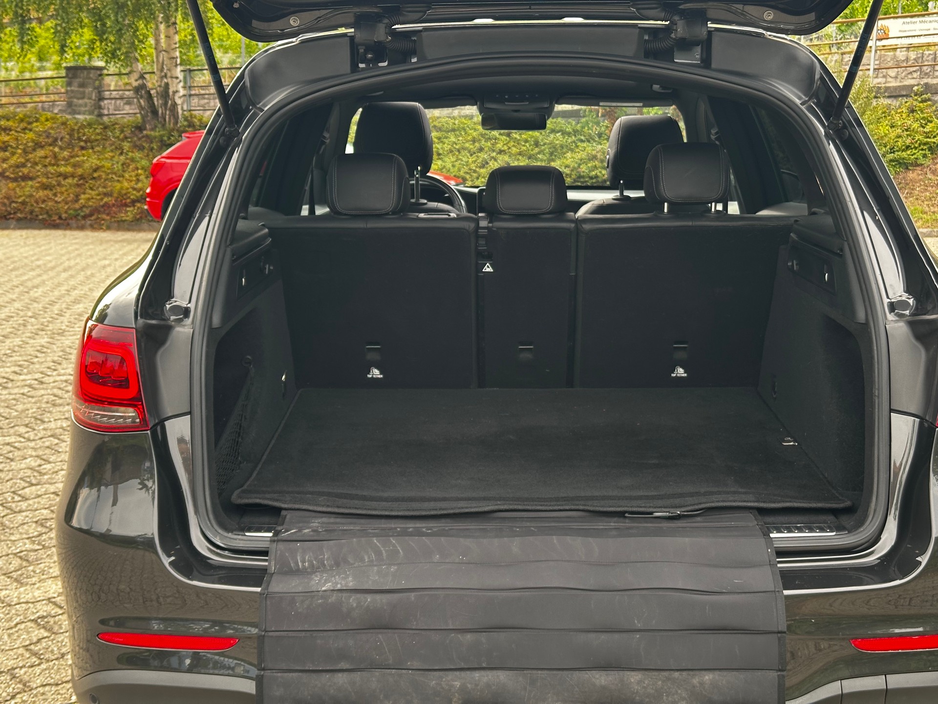 MERCEDES-BENZ GLC 300 d AMG Line 4Matic 9G-Tronic-image-14
