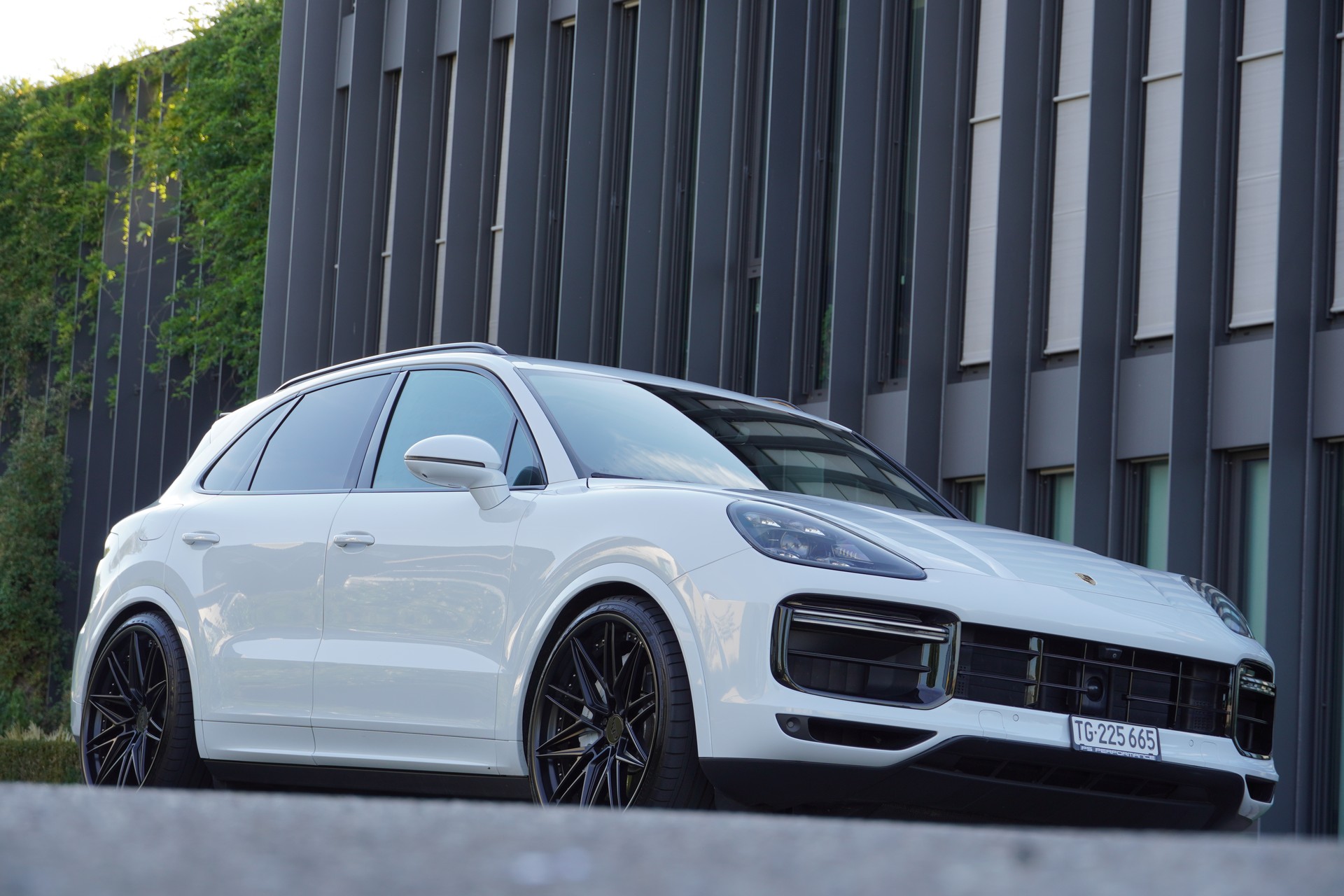 PORSCHE Cayenne Turbo-image-1