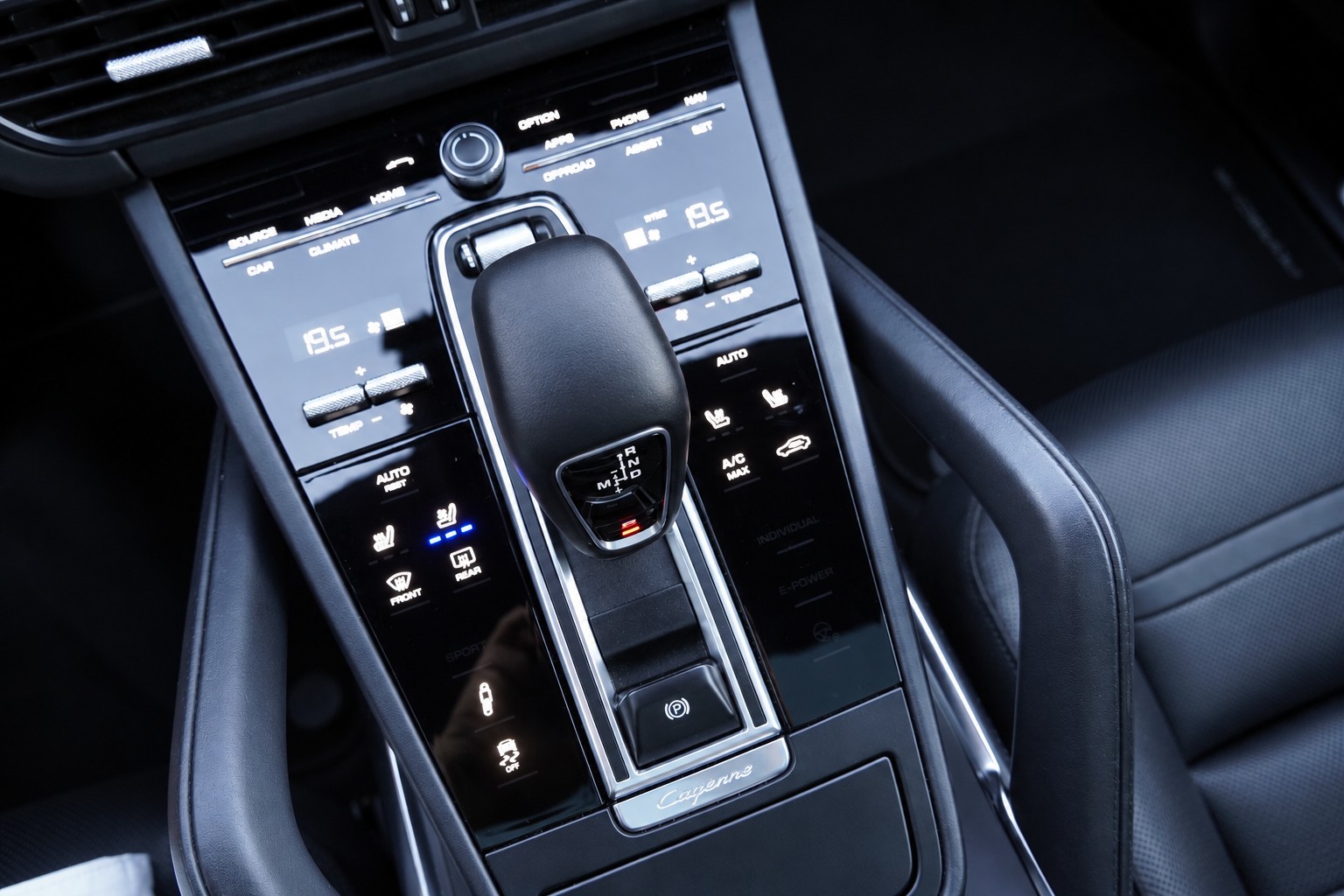 PORSCHE Cayenne Turbo-image-11