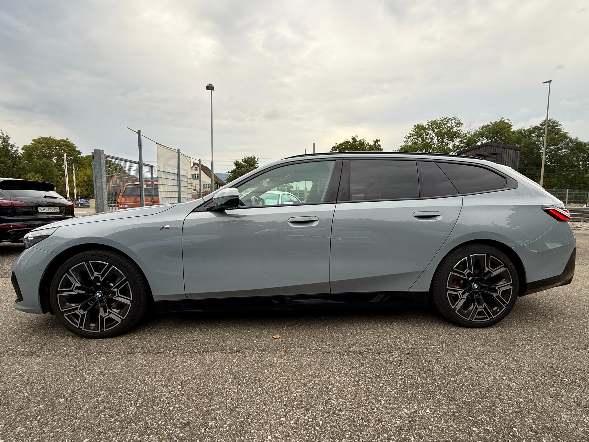 BMW 520d xDrive 48V Touring M Sport Pro Steptronic Brooklyn Grau Metallic*Panoramaglassdach-image-4