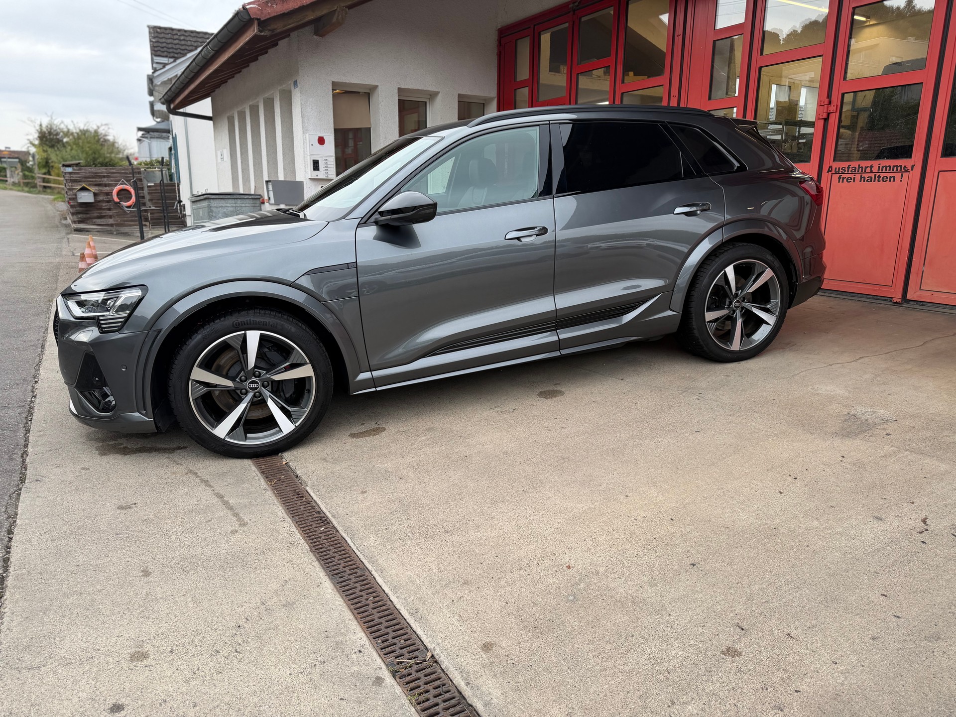 AUDI e-tron S quattro // SoH 97.7%-image-3