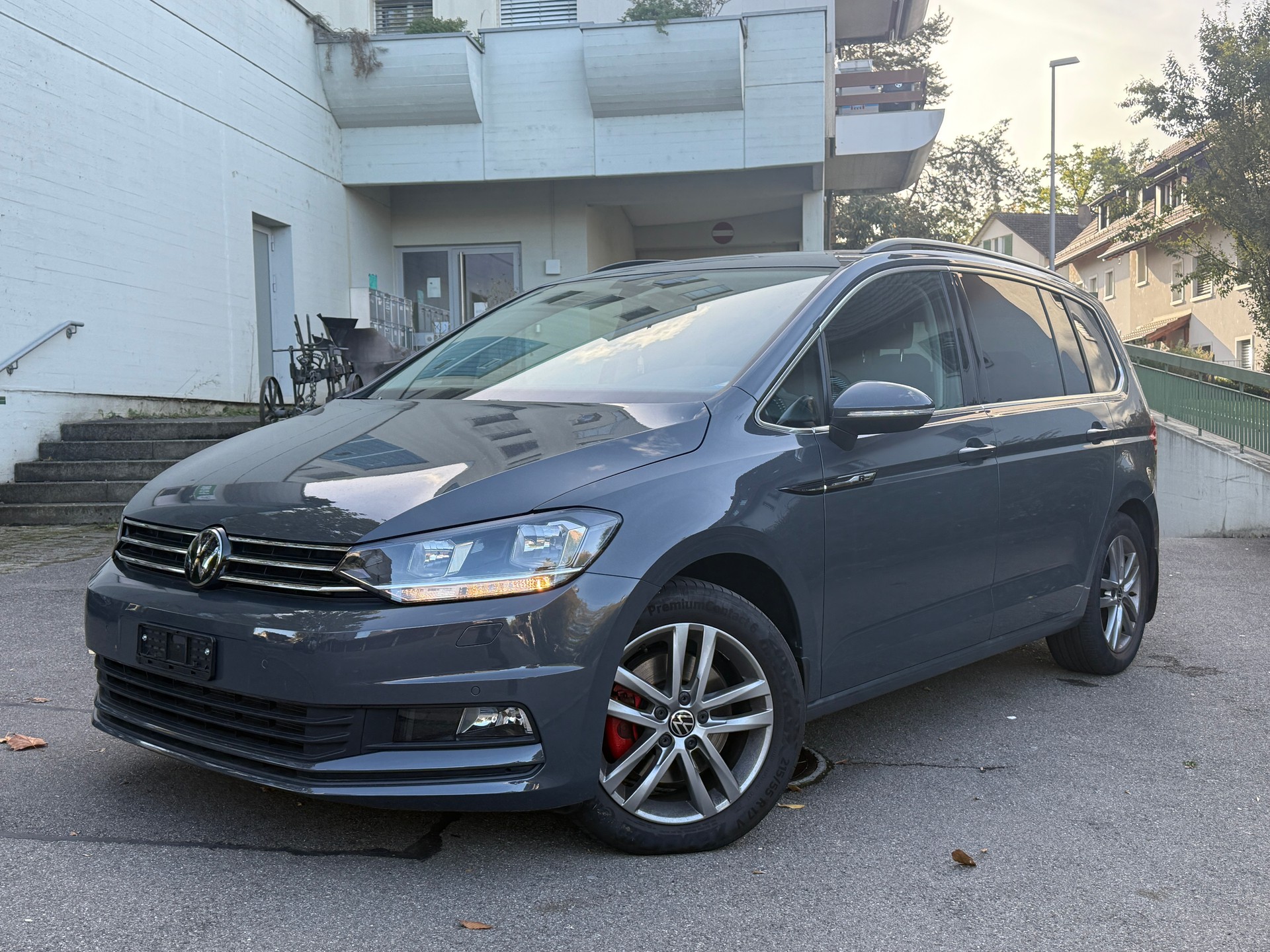VW Touran 1.5 TSI EVO Comfortline DSG * R-Line Optik * * Facelift *-image-0