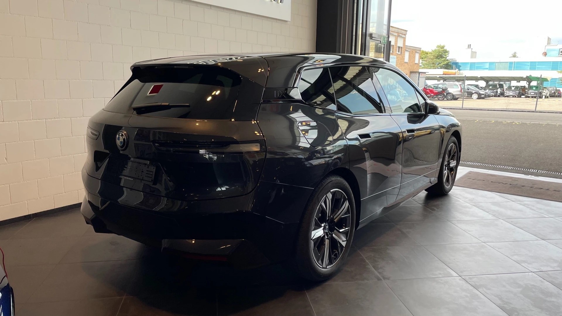 BMW iX xDrive40-image-1