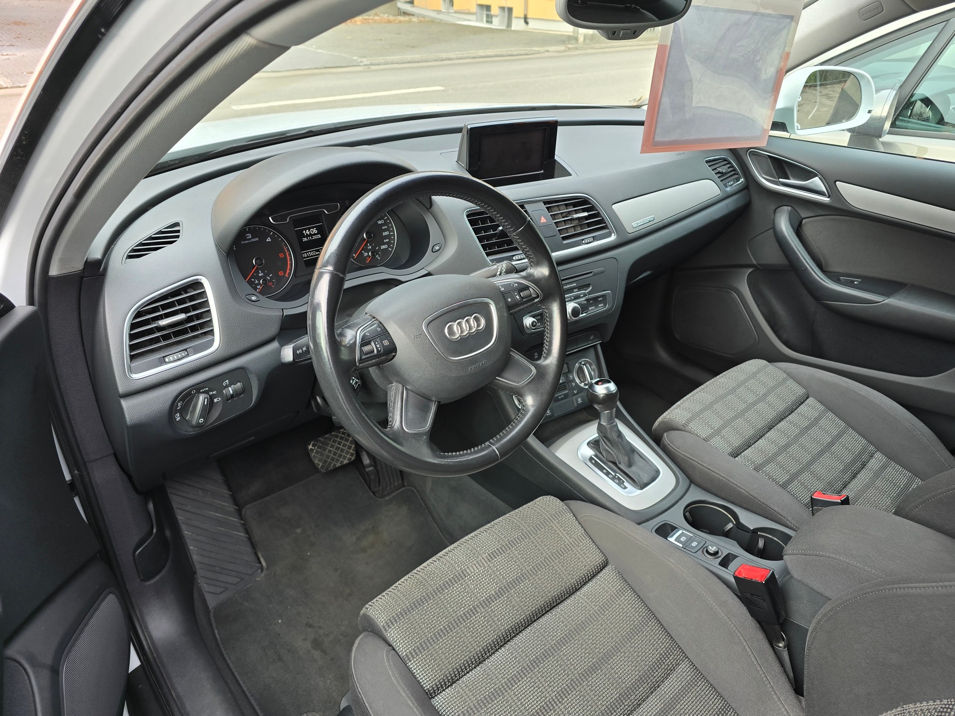 AUDI Q3 2.0 TDI quattro S-tronic-image-5