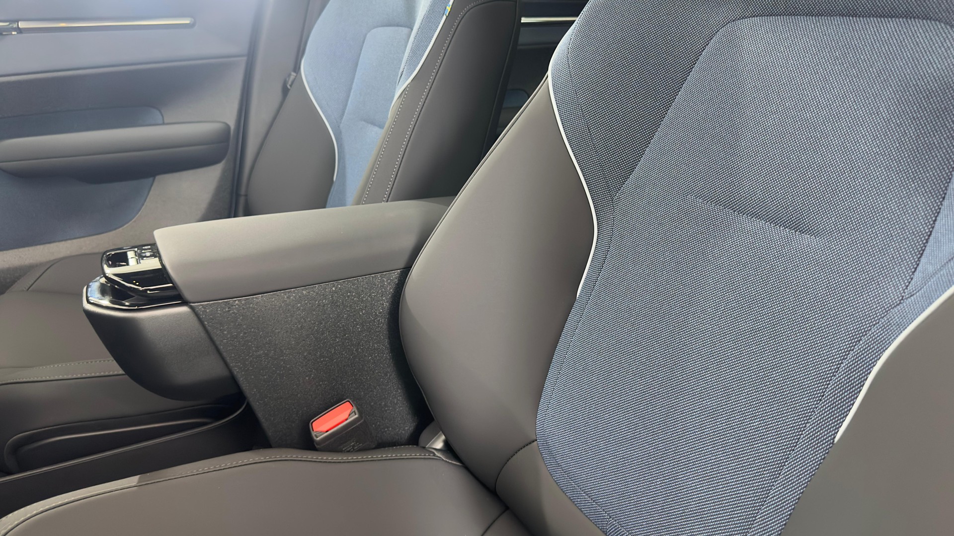 VOLVO EX 30 E60 Plus-image-11