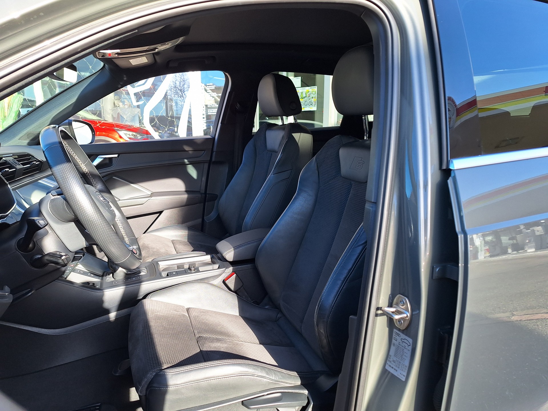 AUDI Q3 40 TDI S line Quattro-image-5