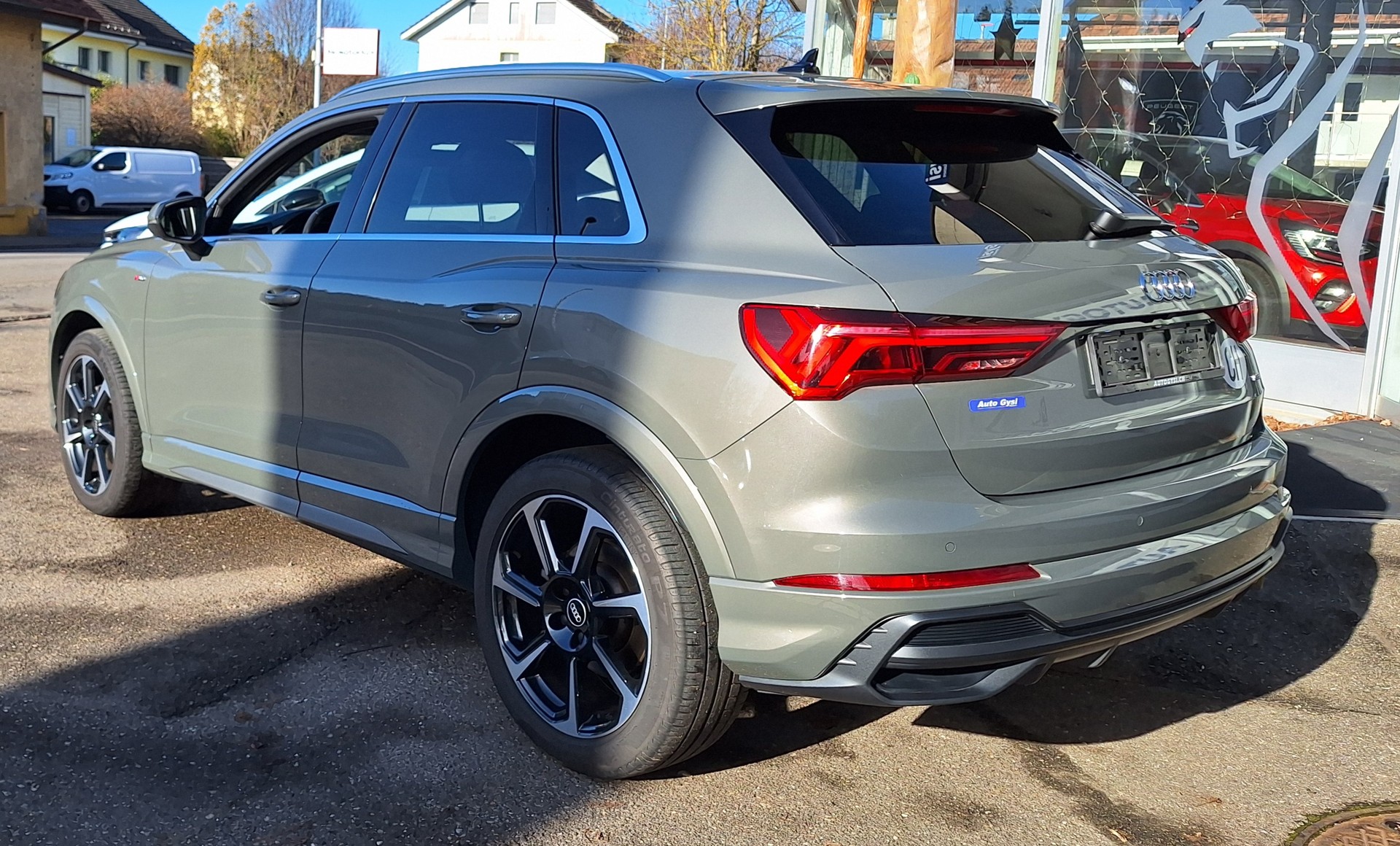 AUDI Q3 40 TDI S line Quattro-image-13