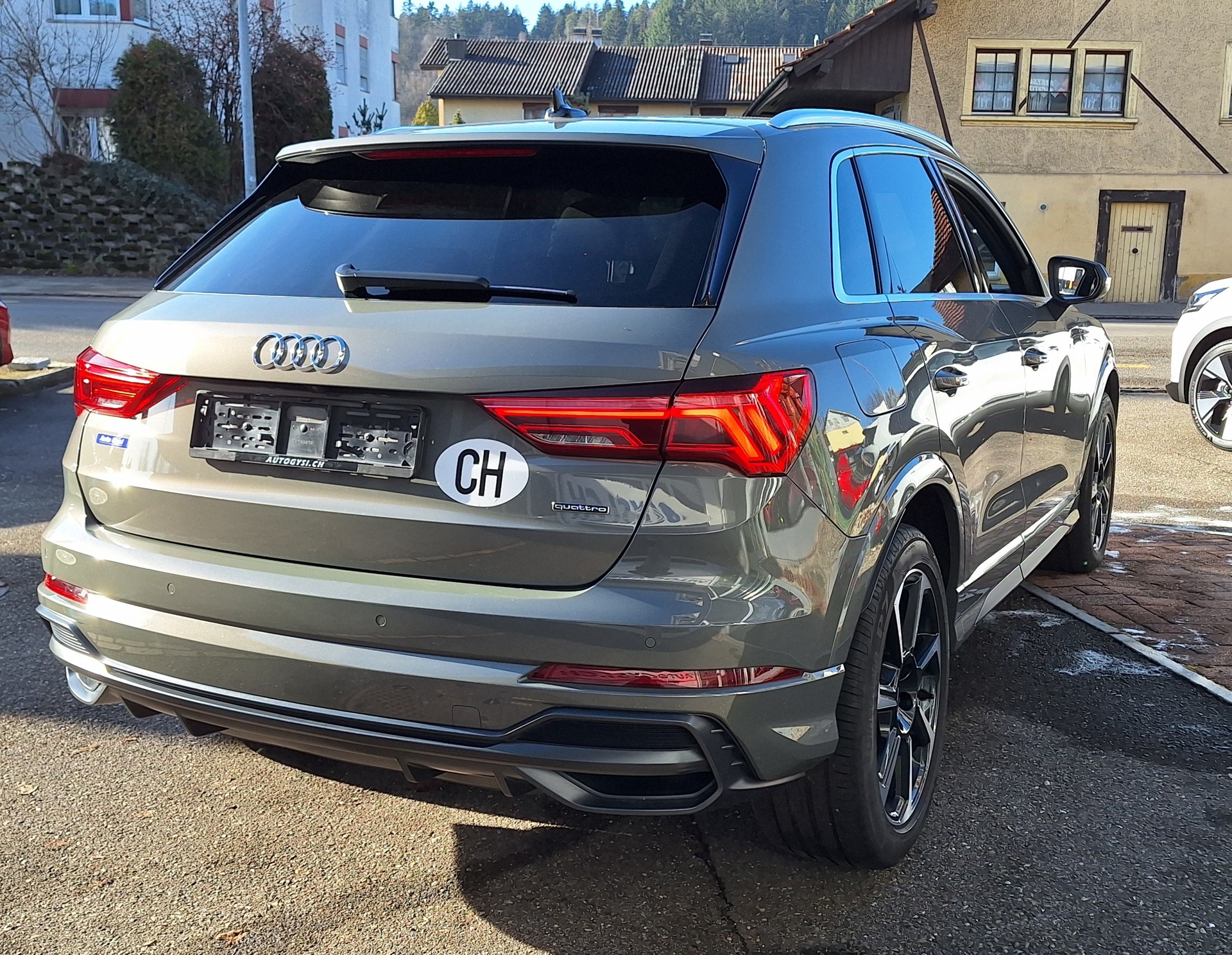 AUDI Q3 40 TDI S line Quattro-image-14