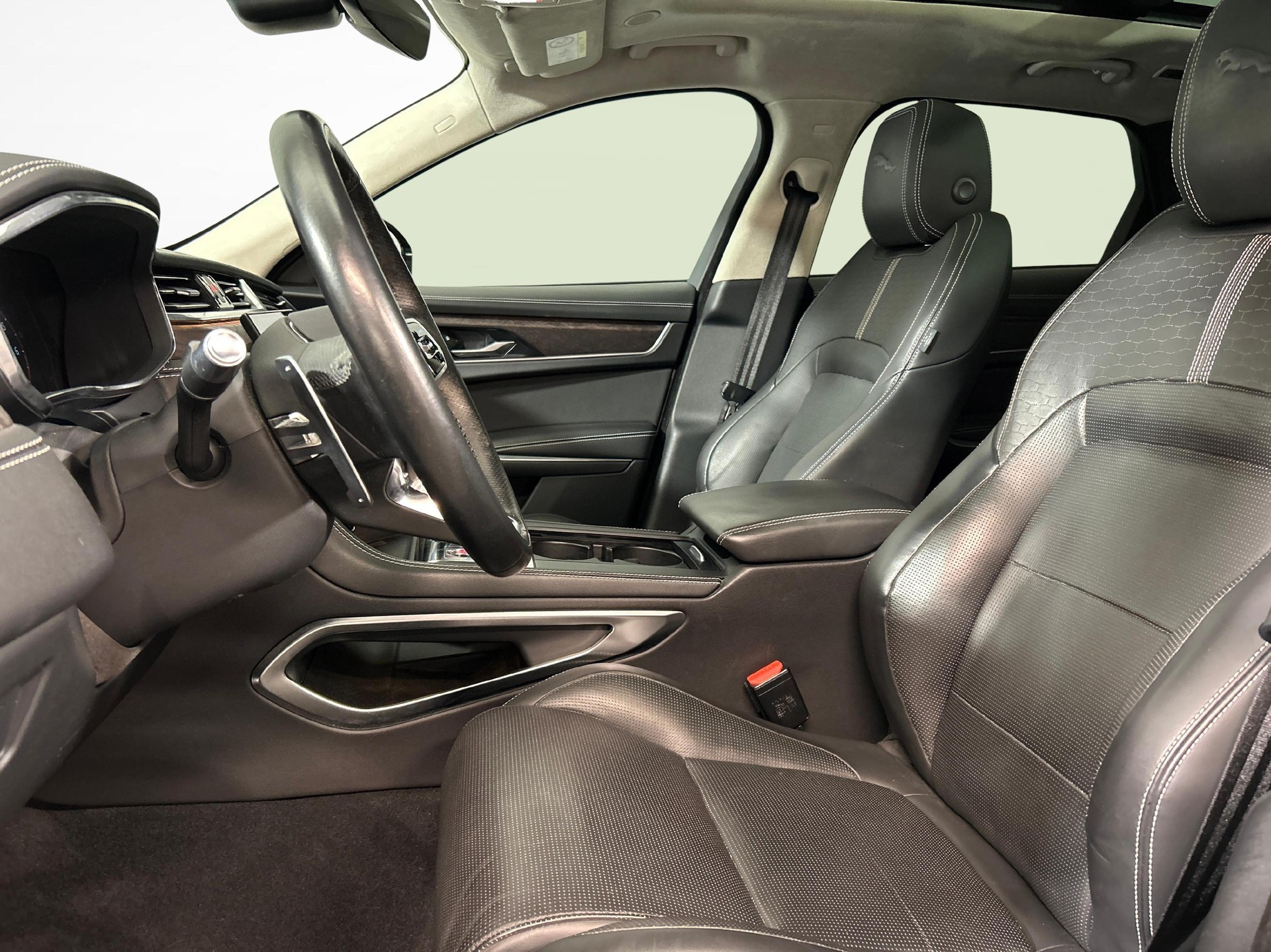 JAGUAR F-Pace 3.0 I6 R-Dynamic HSE AWD-image-2