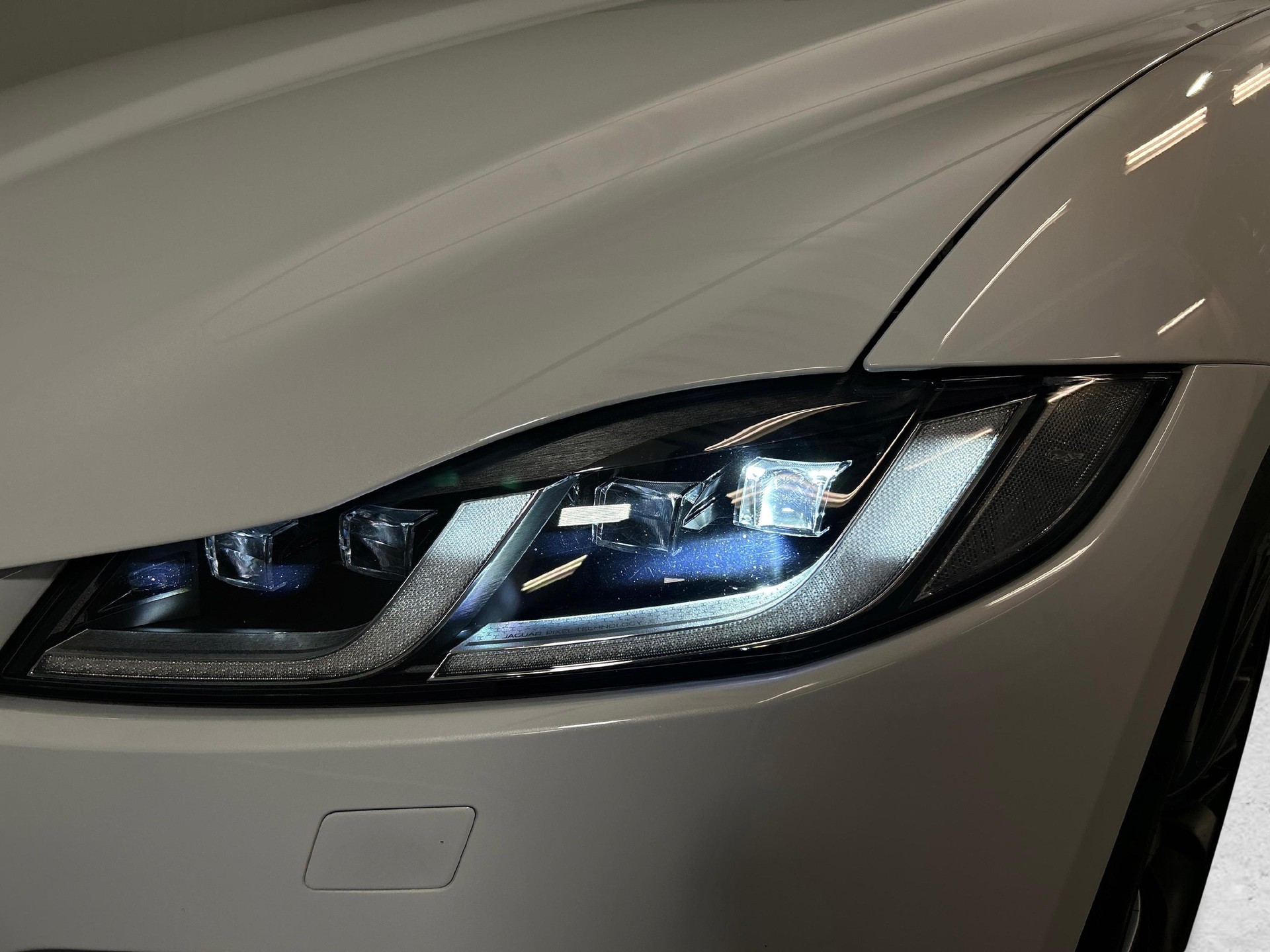 JAGUAR F-Pace 3.0 I6 R-Dynamic HSE AWD-image-16